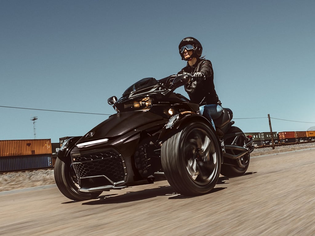 Femmes à cheval sur Can-Am Spyder F3