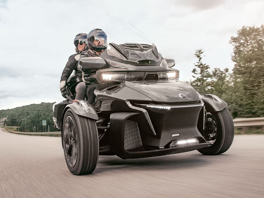 Két ember utazik a Can-Am Spyder RT