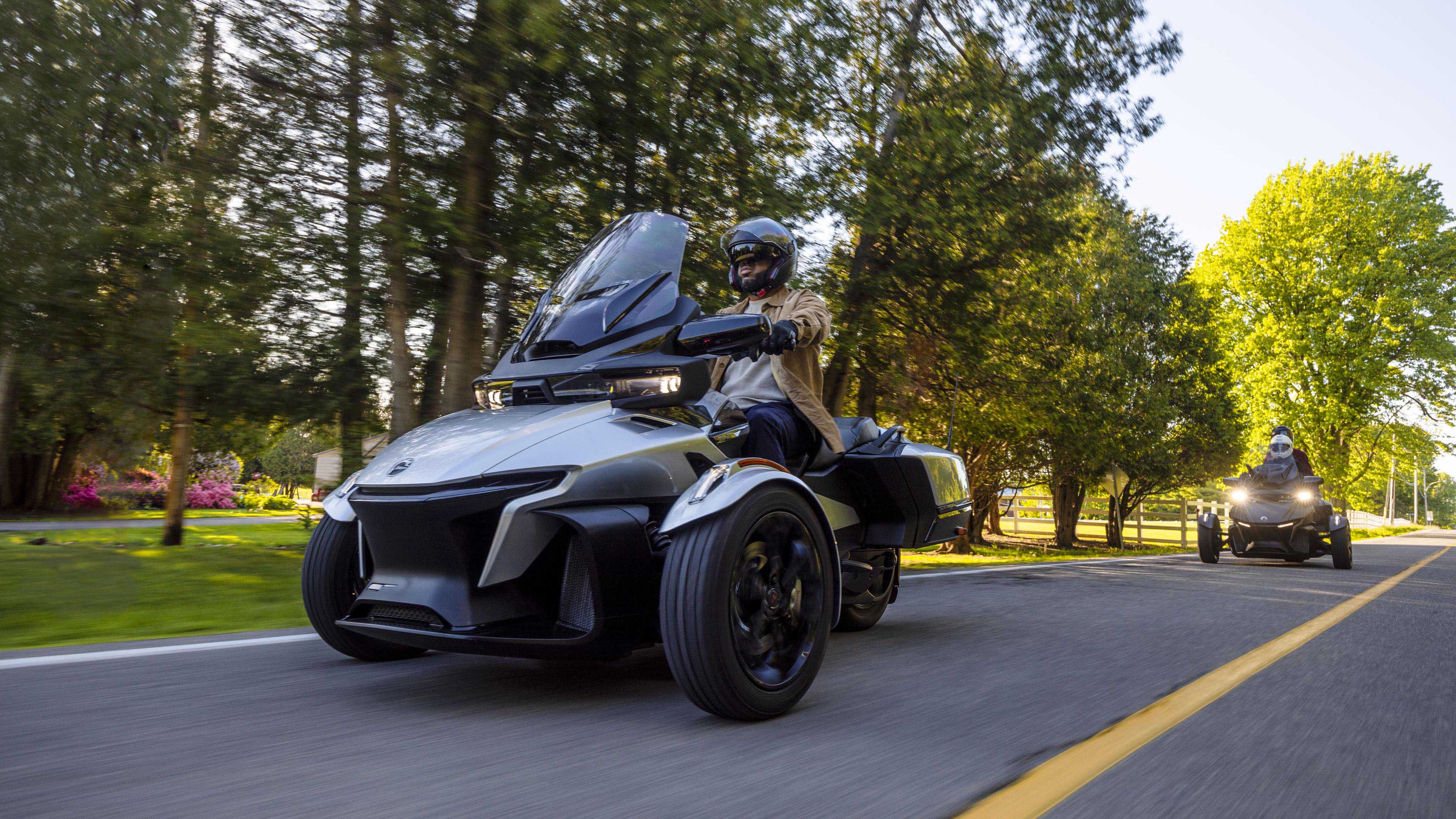 Użytkownik jadący trójkołowcem Can-Am Spyder