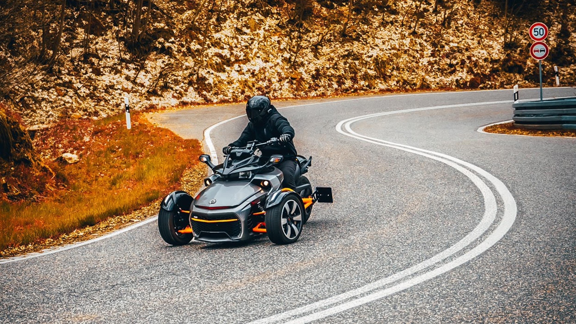 Dağ yolunda Can-Am Spyder'da sürücüsü