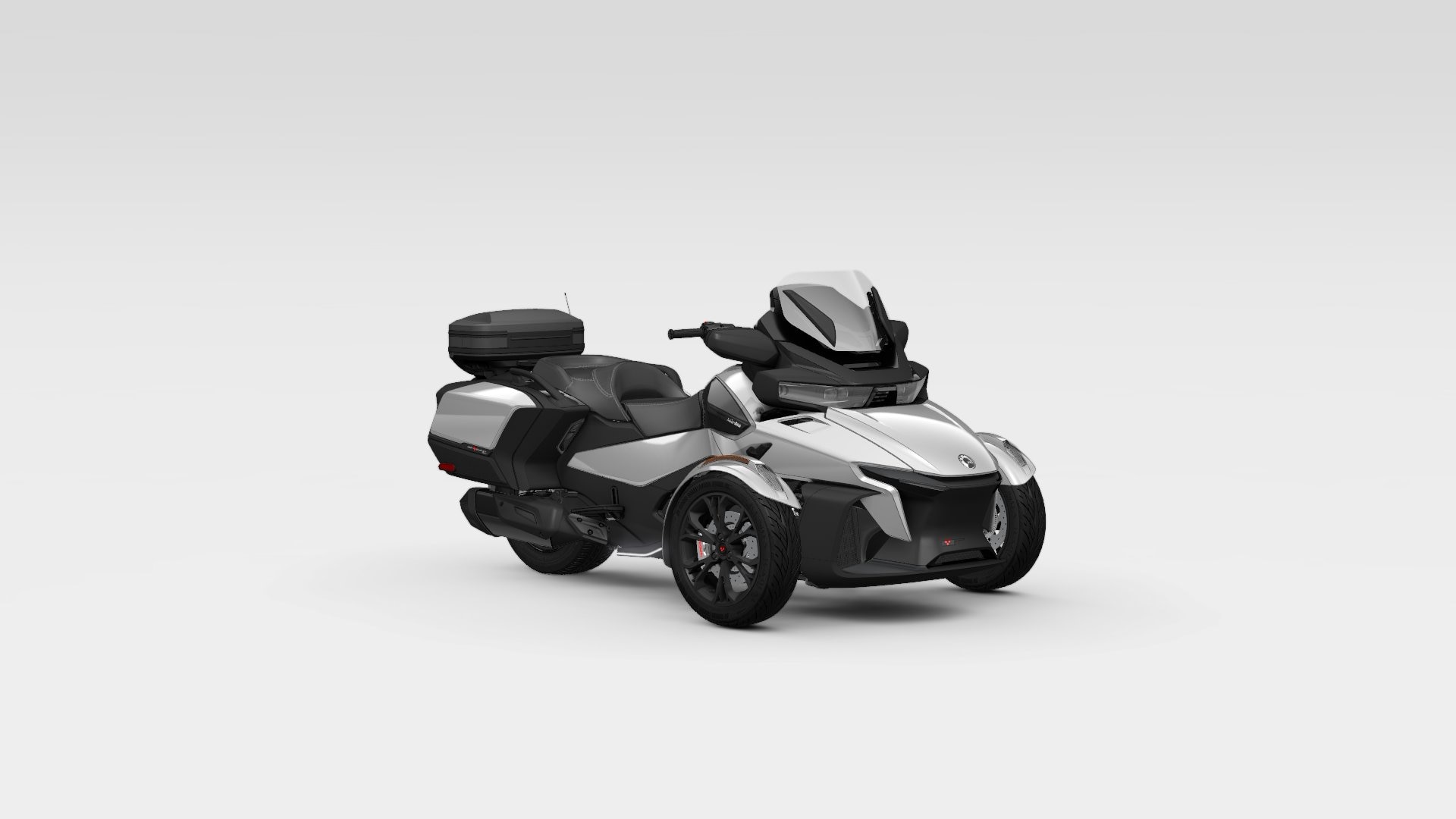 Can-Am Spyder RT je díky všestranným doplňkům a nastavitelné úrovni pohodlí vším a ještě něčím navíc pro jízdu na běžné silnici. HYPER SILVER ROTAX 1330 ACE