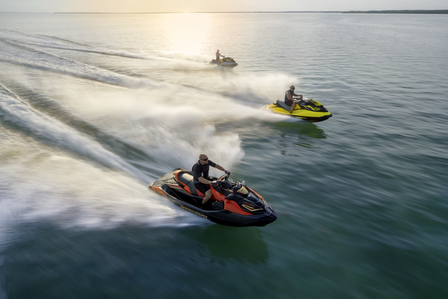 trzech przyjaciół płynących na skuterach wodnych sea-doo