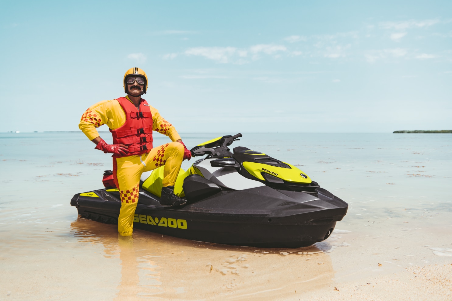  Brkast moški ponosno stoji ob svojem Sea-Doo GTR