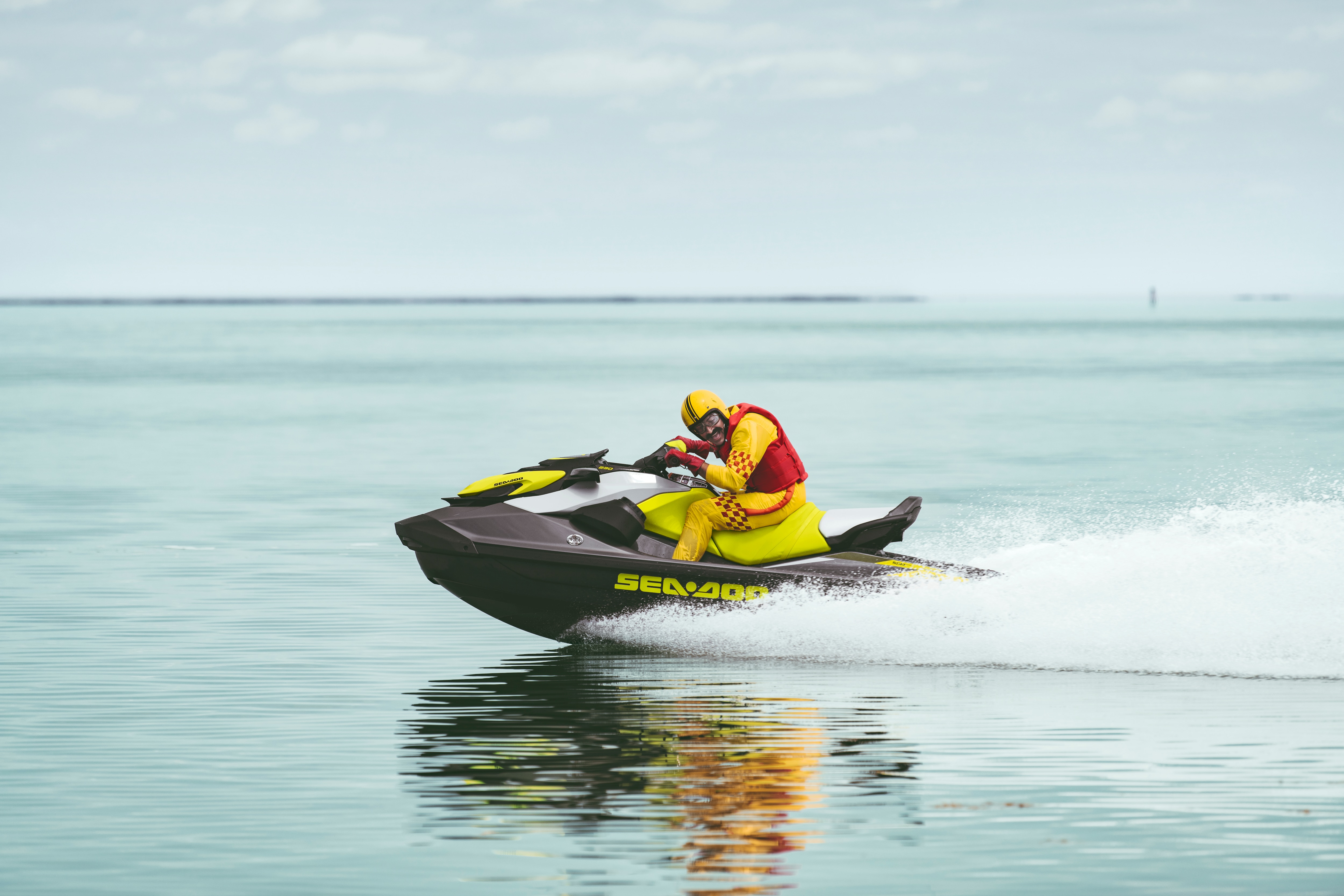 Njeriu me mustaqe duke parë kamerën ndërsa udhëtonte me Sea-Doo GTR