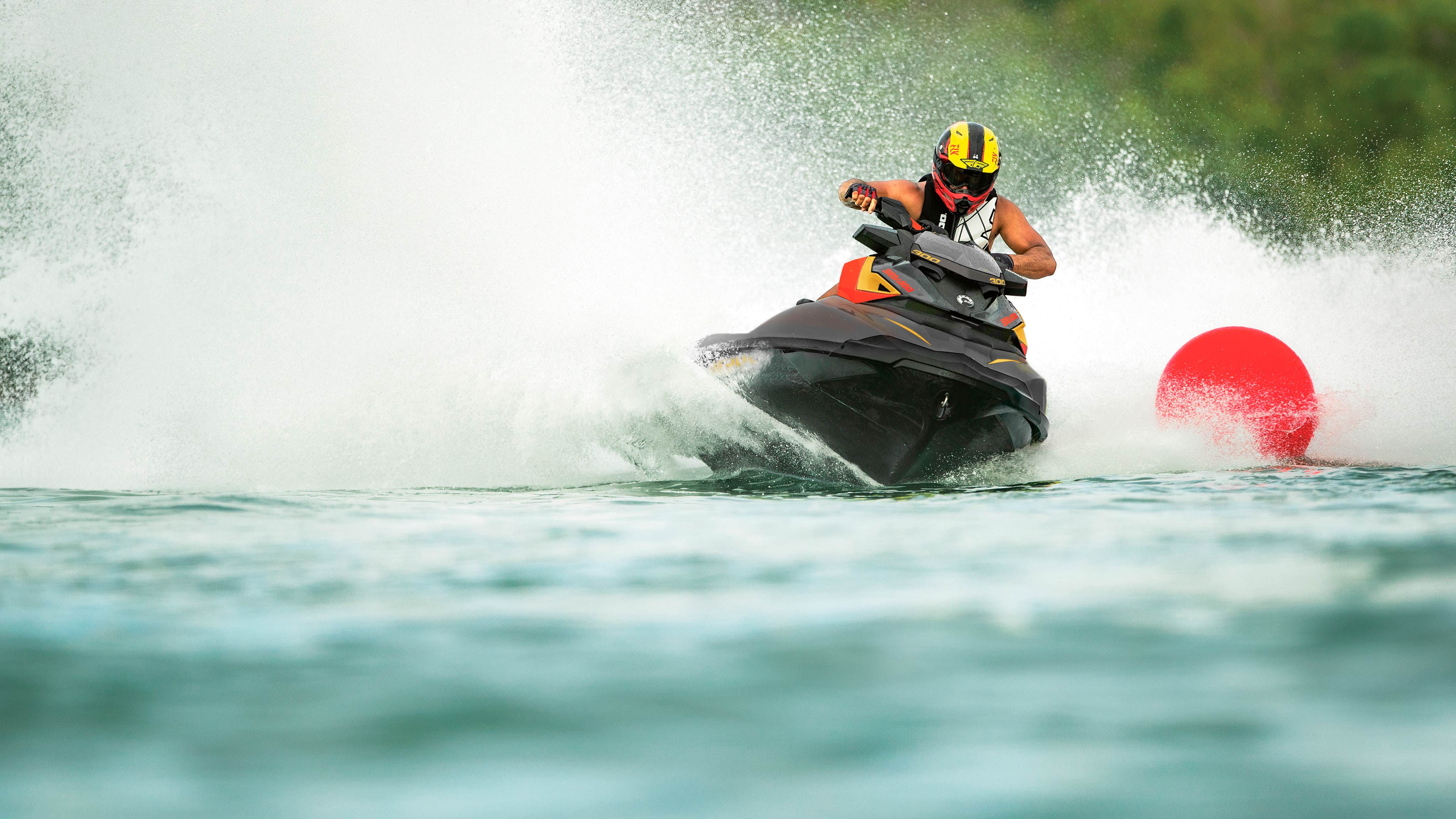  Njeri me helmetë duke hipur në Sea-Doo RXP-X