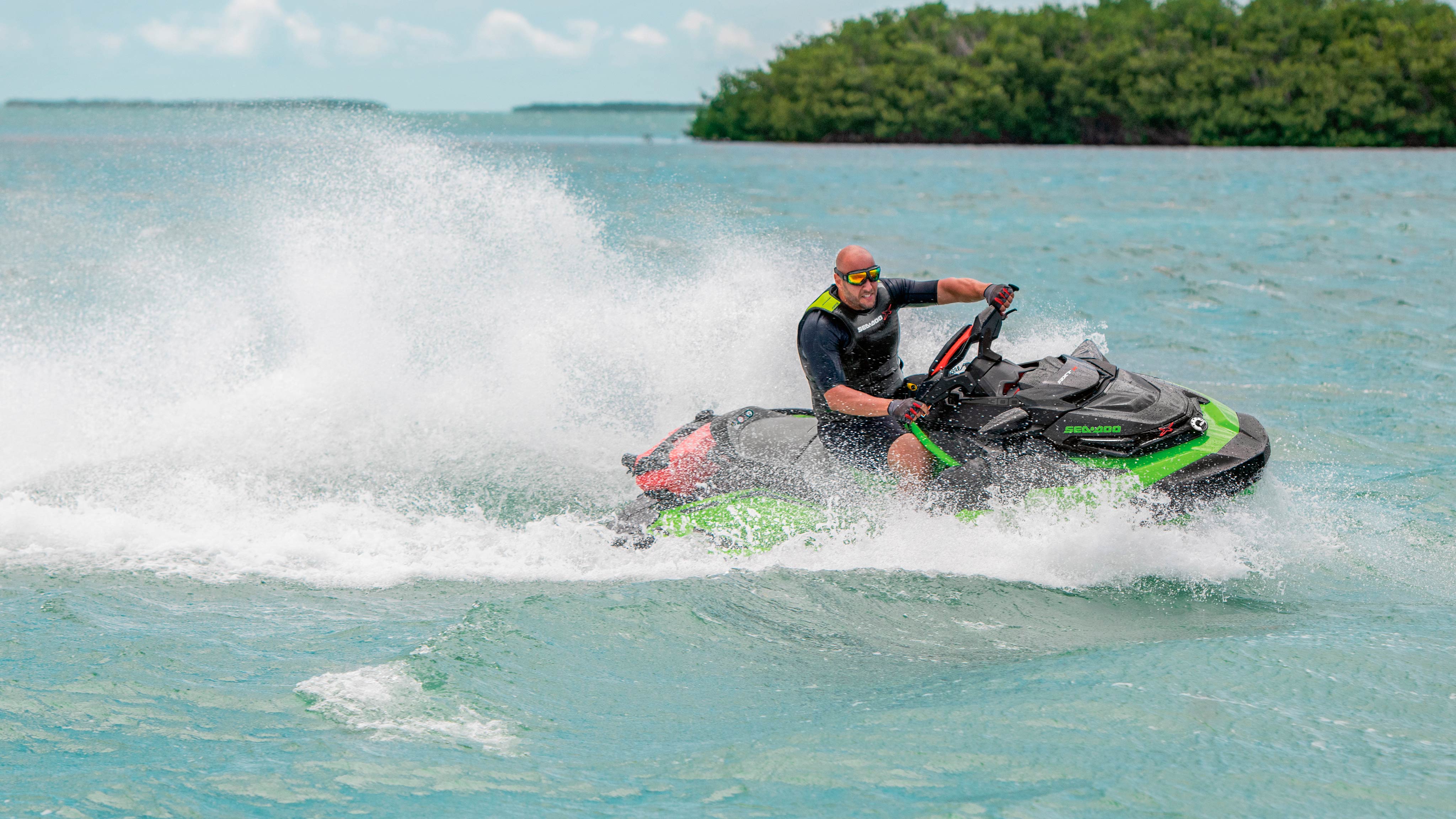  Človek, ki vozi svoj Sea-Doo RXT-X poleg kopnega