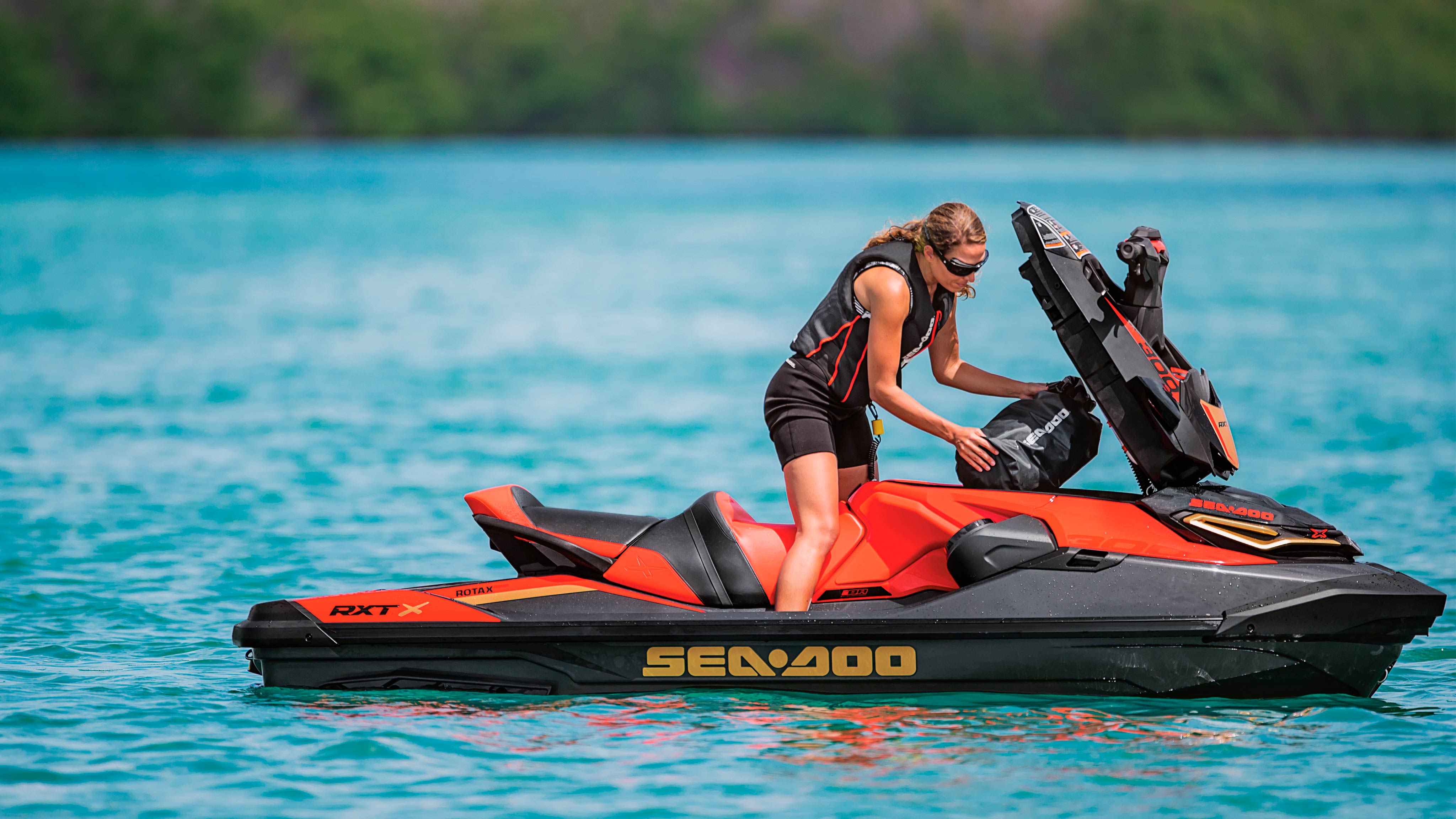  Gruaja që mbush rezervuarin e saj Sea-Doo RXT-X