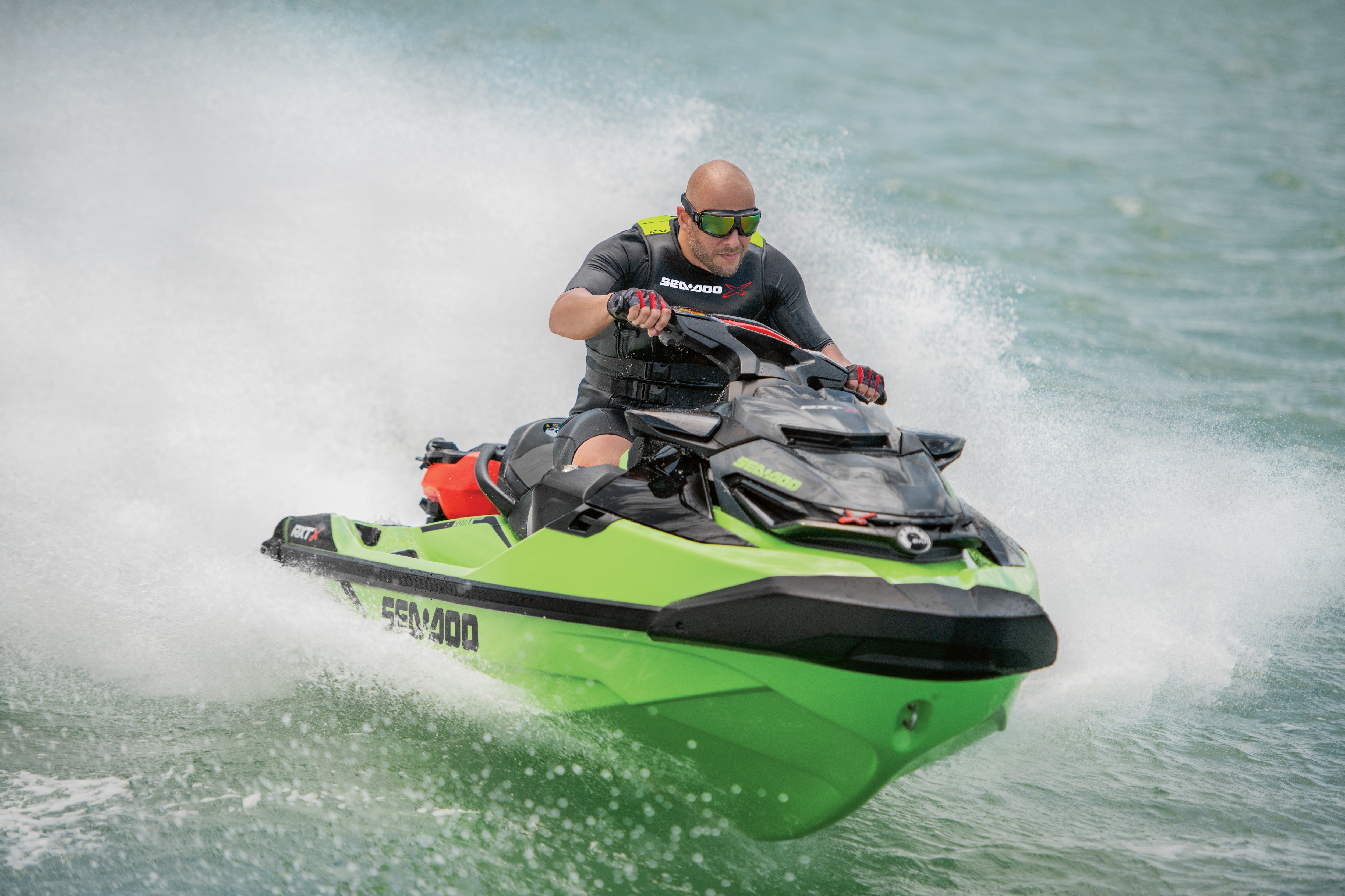  Njeriu duke hipur në Sea-Doo RXT-X