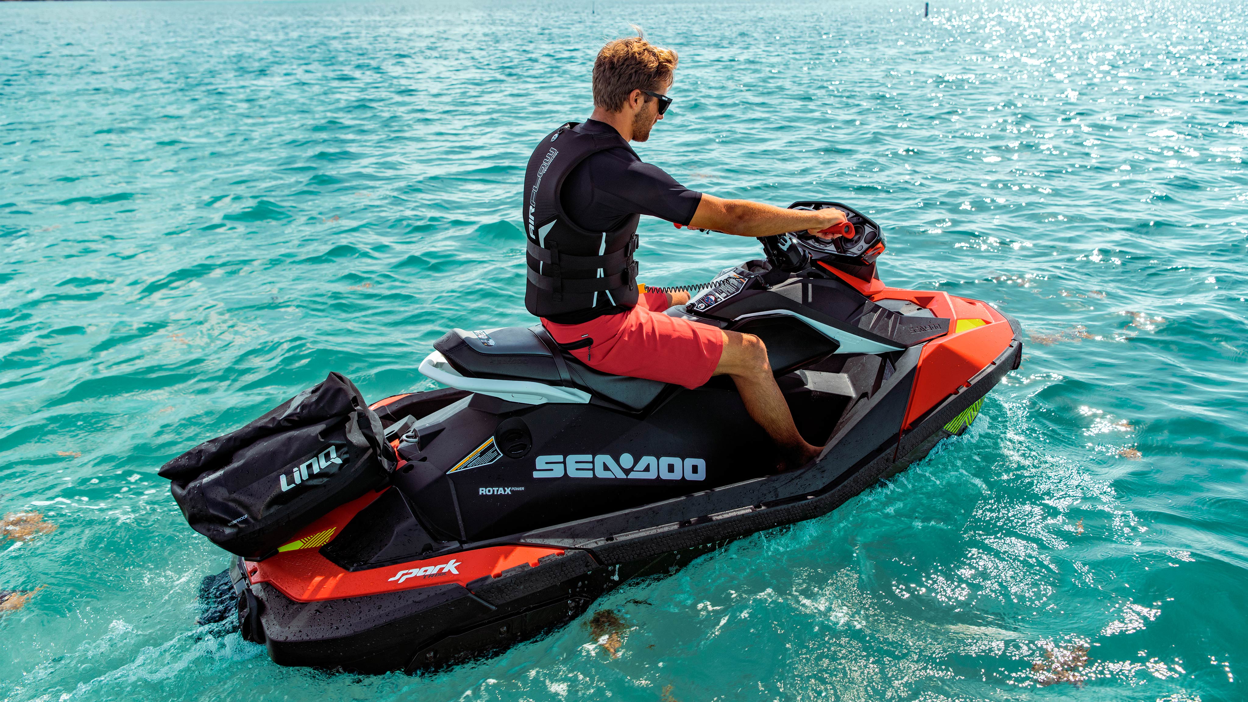  Njeriu duke parë Trixx e tij të Shkëndijës Sea-Doo