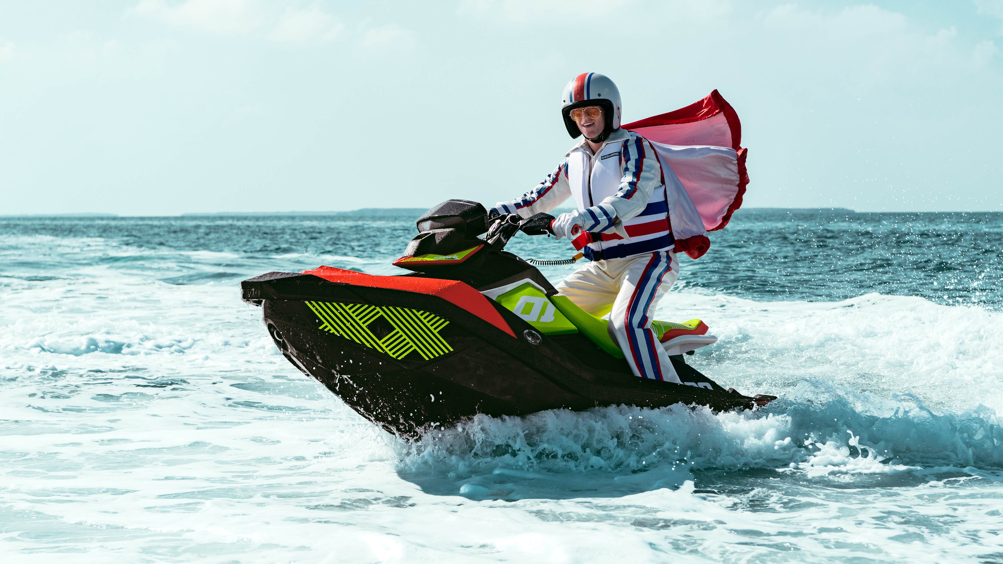 Kostimirani čovjek koji stoji na svom Sea-Doo Spark Trixxu