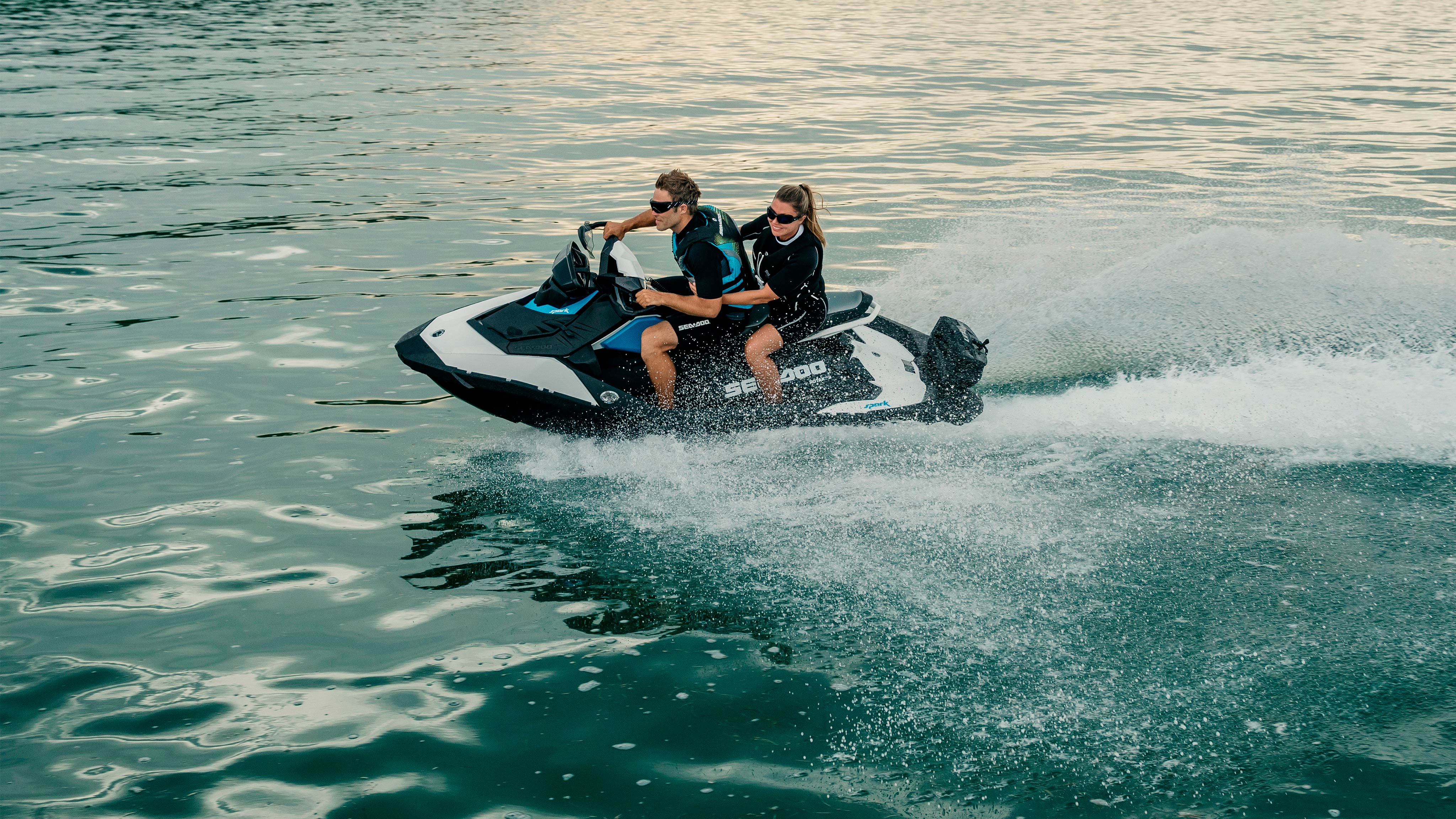  Një çift duke hipur Shkëndijën e tyre Sea-Doo në ujë