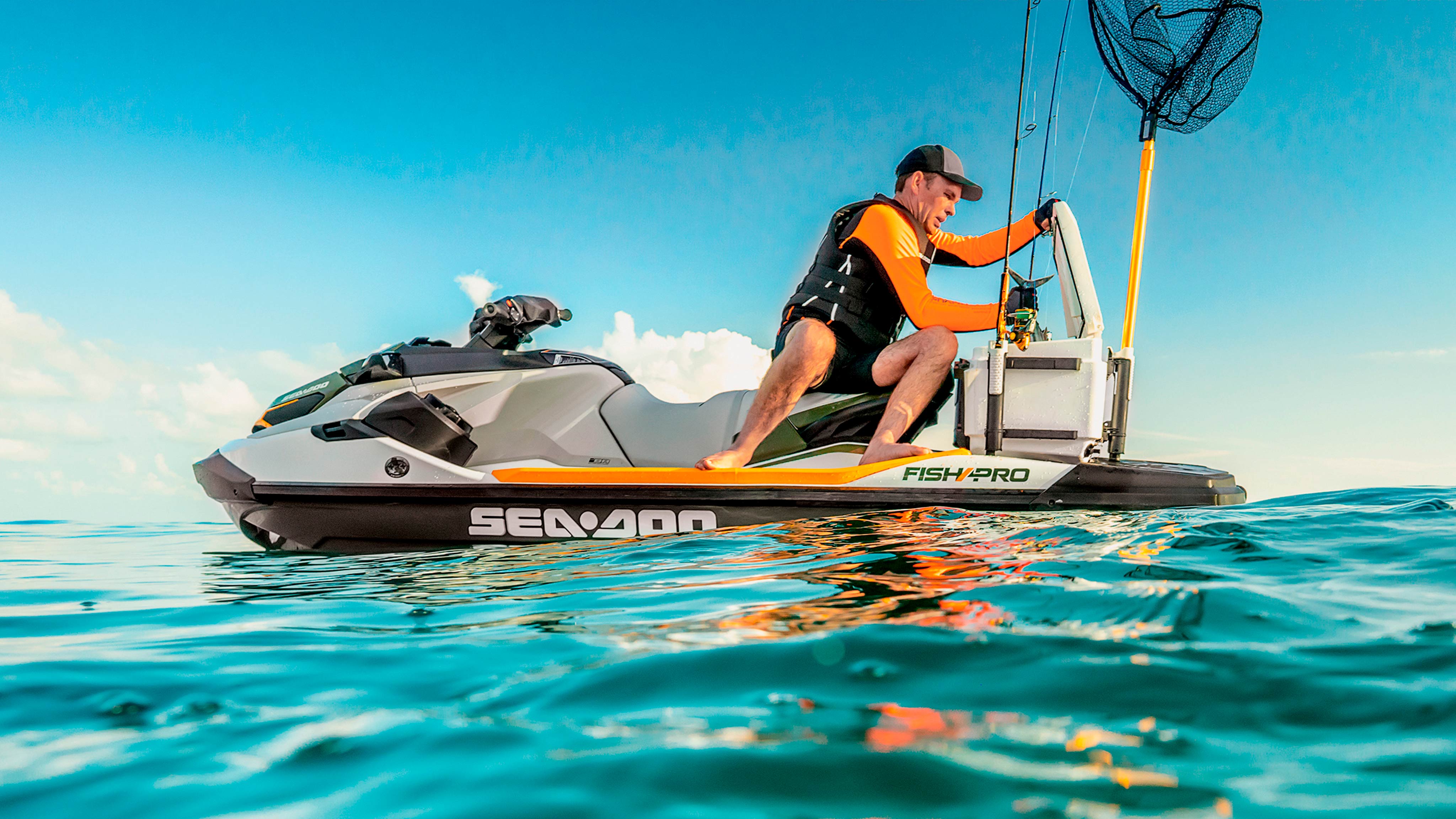  Njeri duke përdorur një pije freskuese Ling Fishing në Sea-Doo Fish Pro të tij