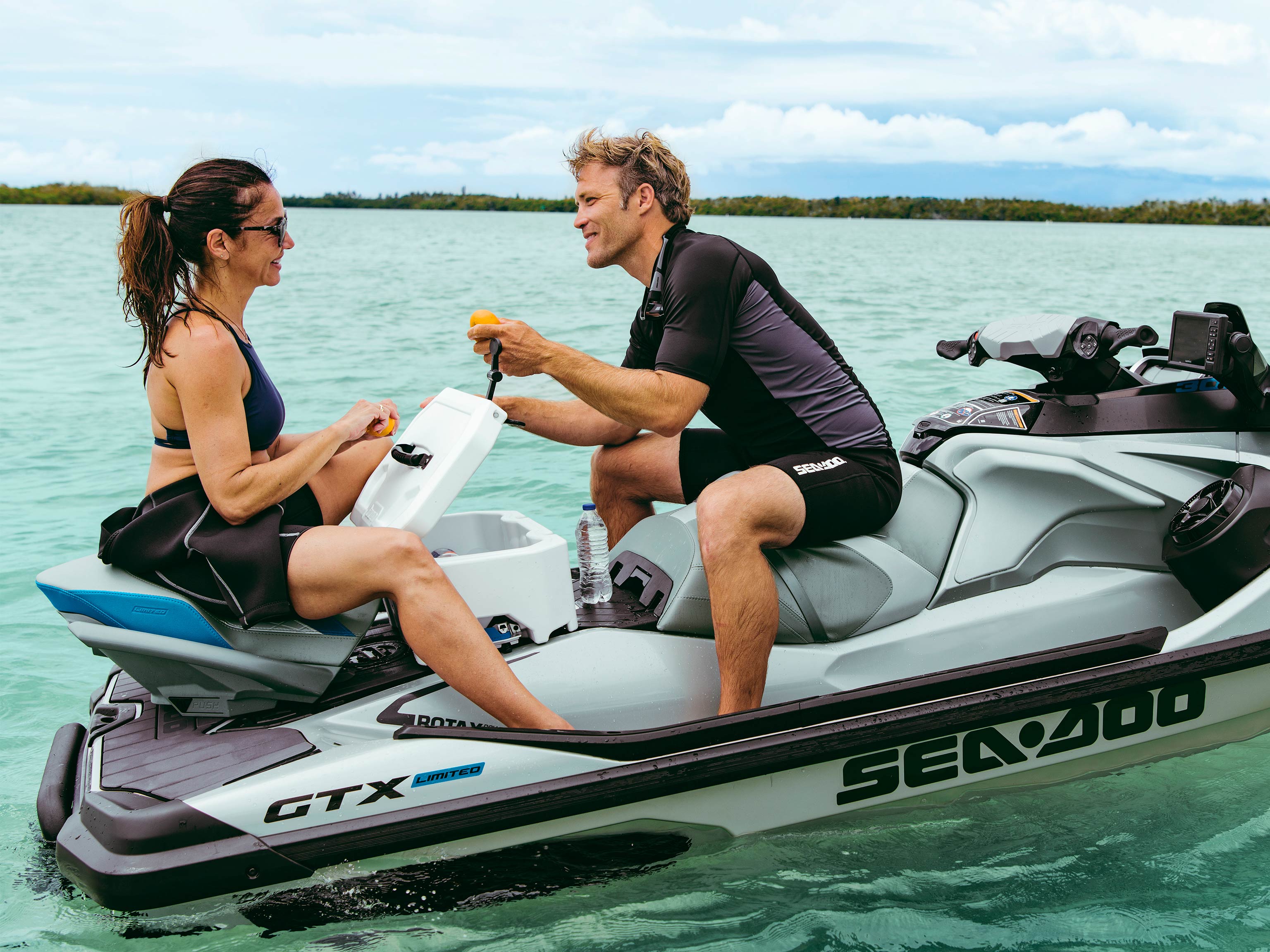  Burrë dhe Grua duke diskutuar në pjesën e pasme të një Sea-Doo GTX LTD