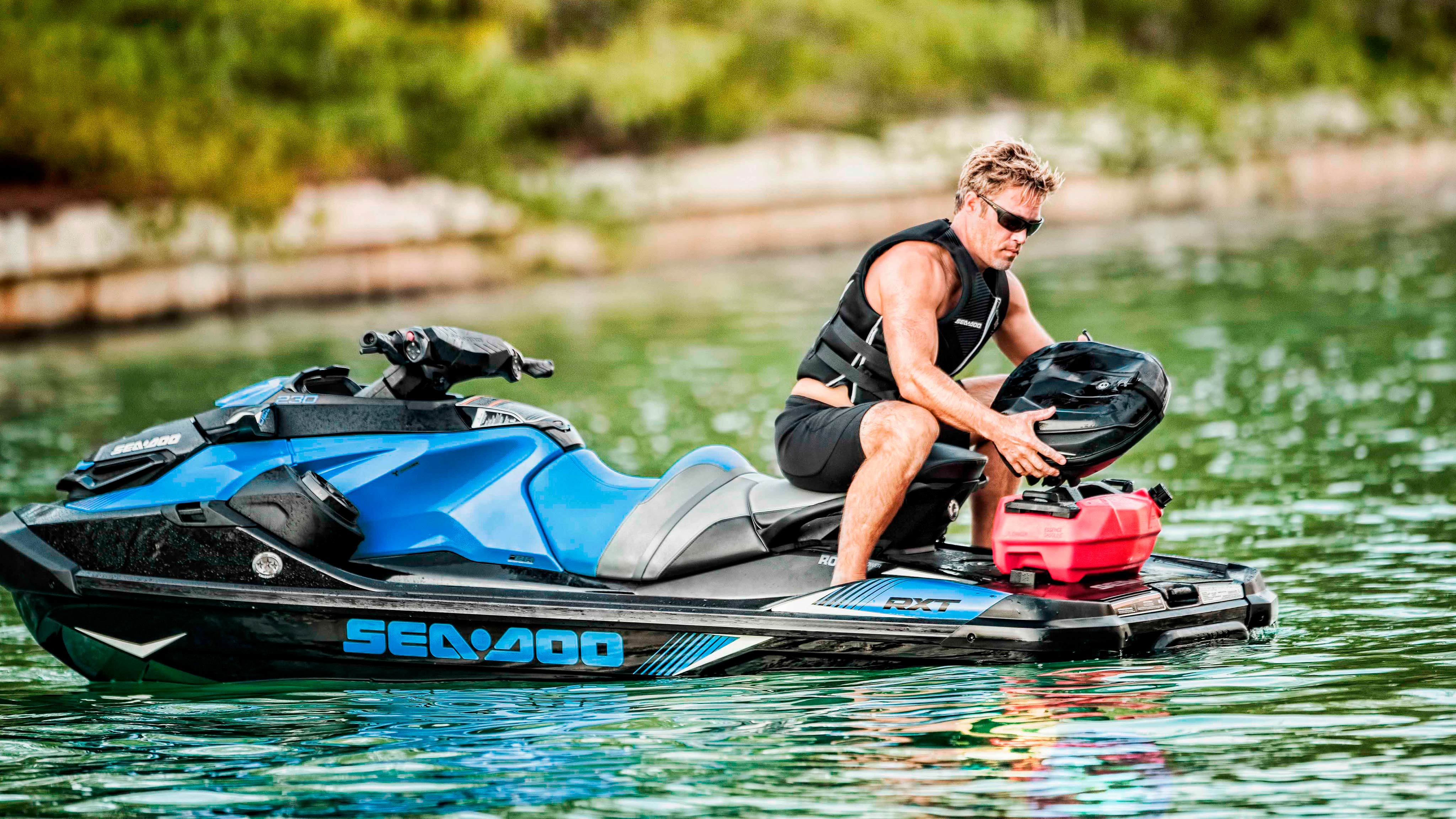 Njeri që mban një aksesor Sea-Doo në pjesën e pasme të GTX-së së tij