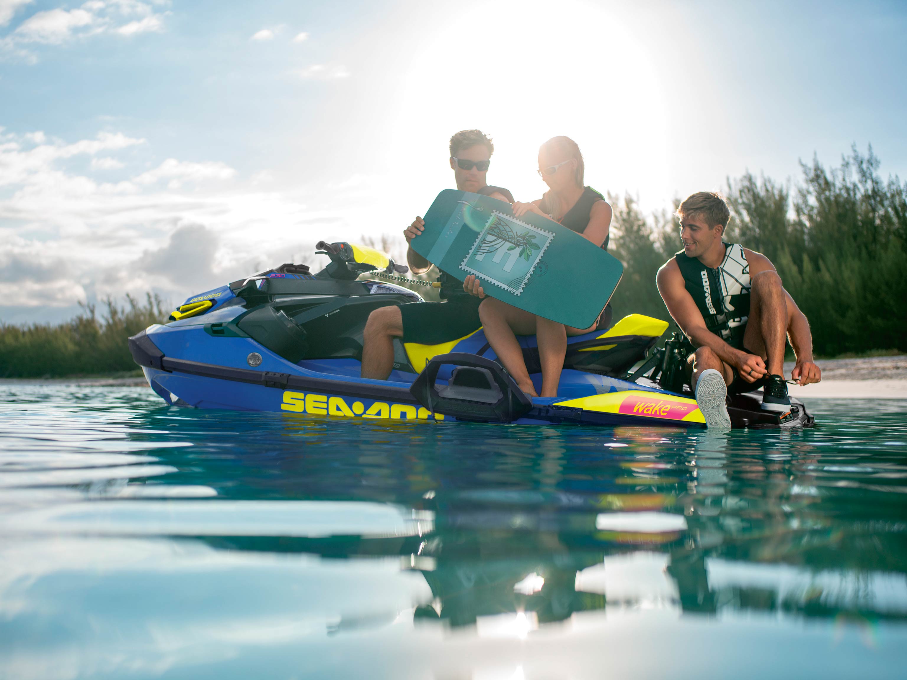  Grupi i tre personave duke pushuar në një Pro-Wake Sea-Doo