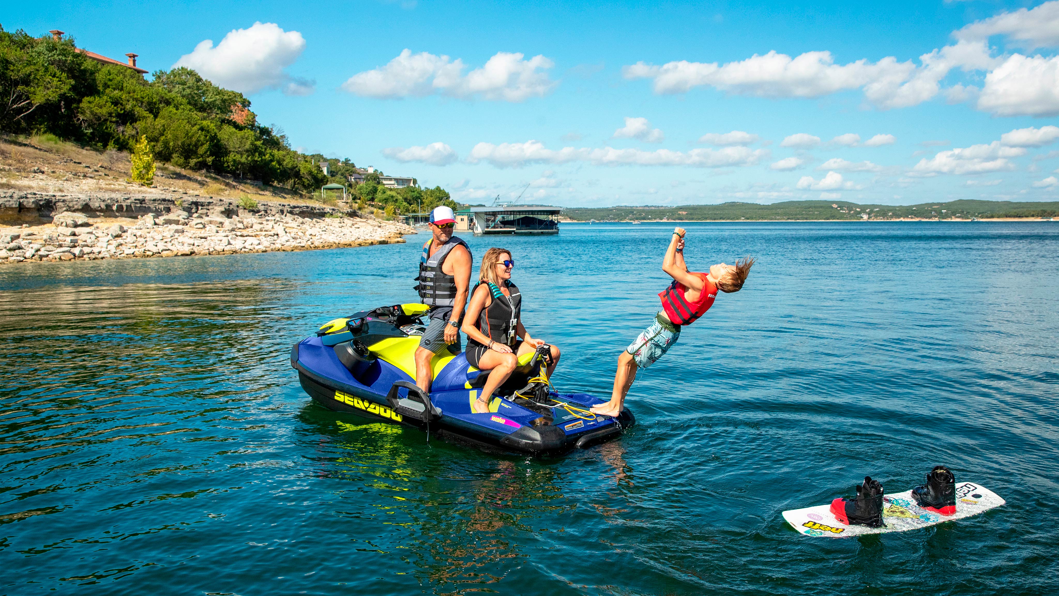  Širokokotni posnetek družine, ki se sprošča na Sea-Doo Wake 170