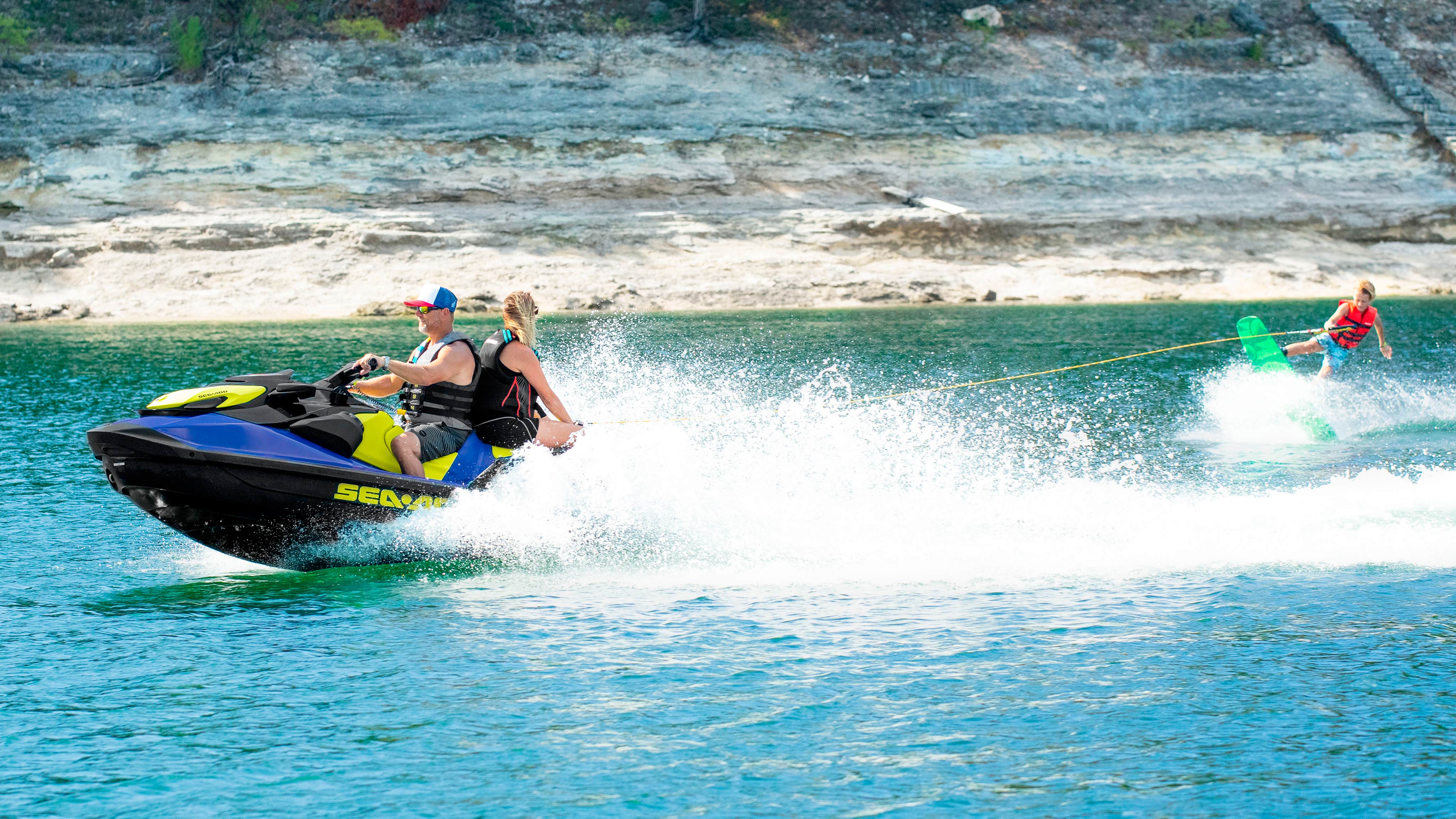  Moški in ženska vlečeta cev s svojim Sea-Doo Wake 170