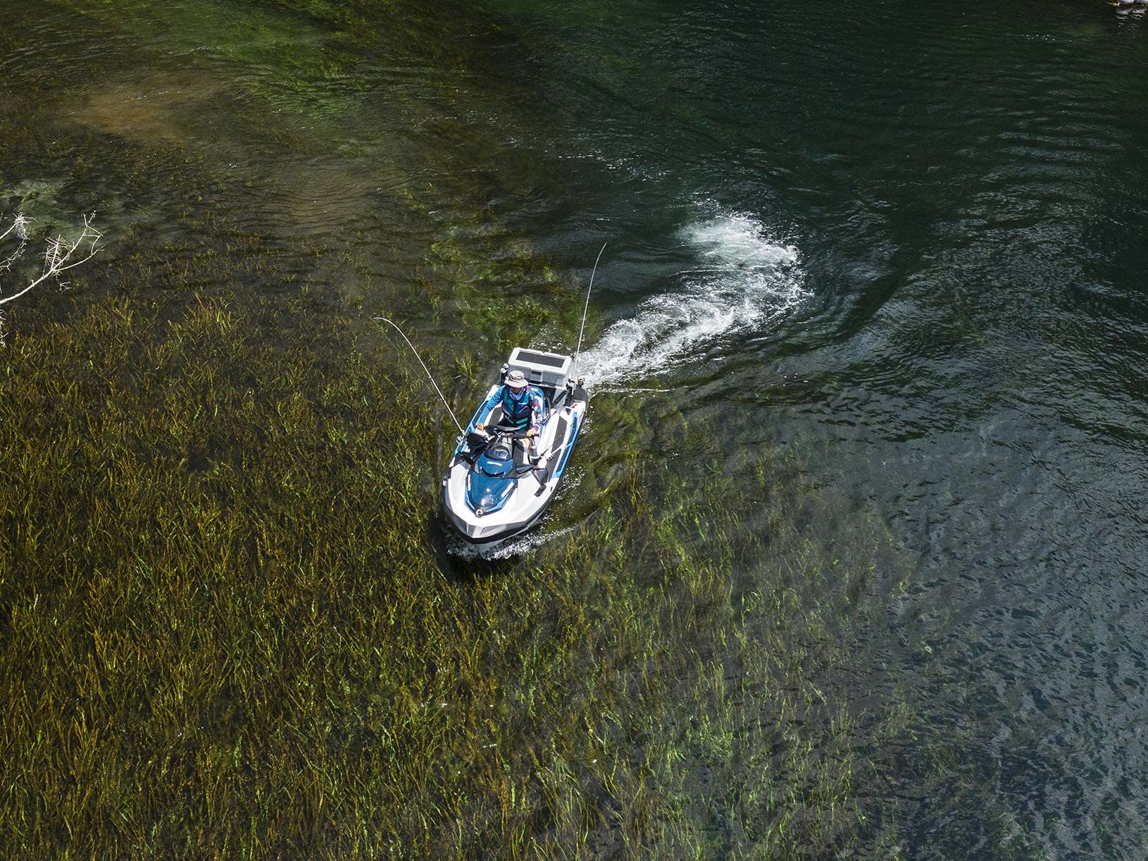 płynący skuter wodny sea-doo fish pro