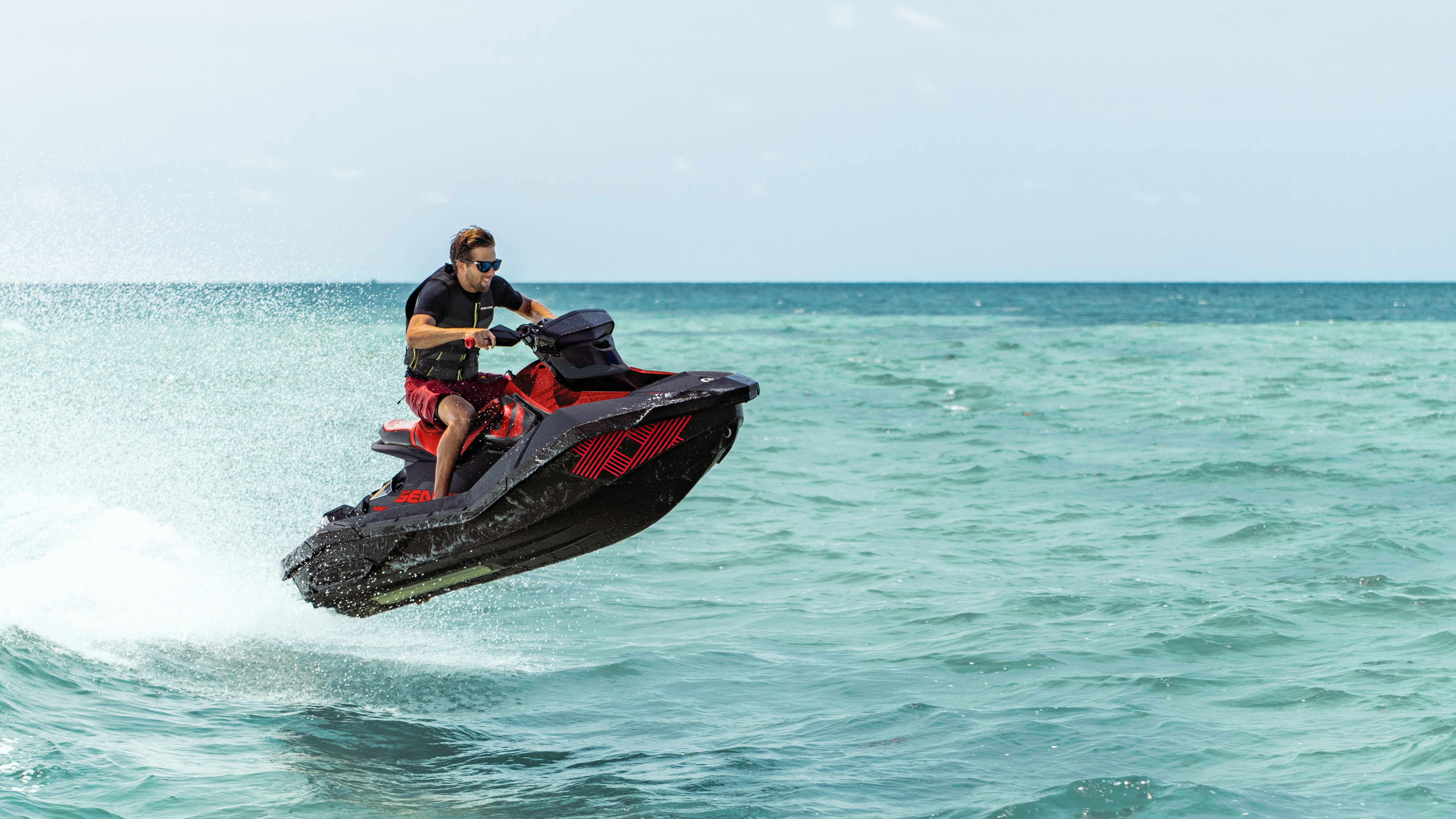 Moški skače s Sea-Doo Spark