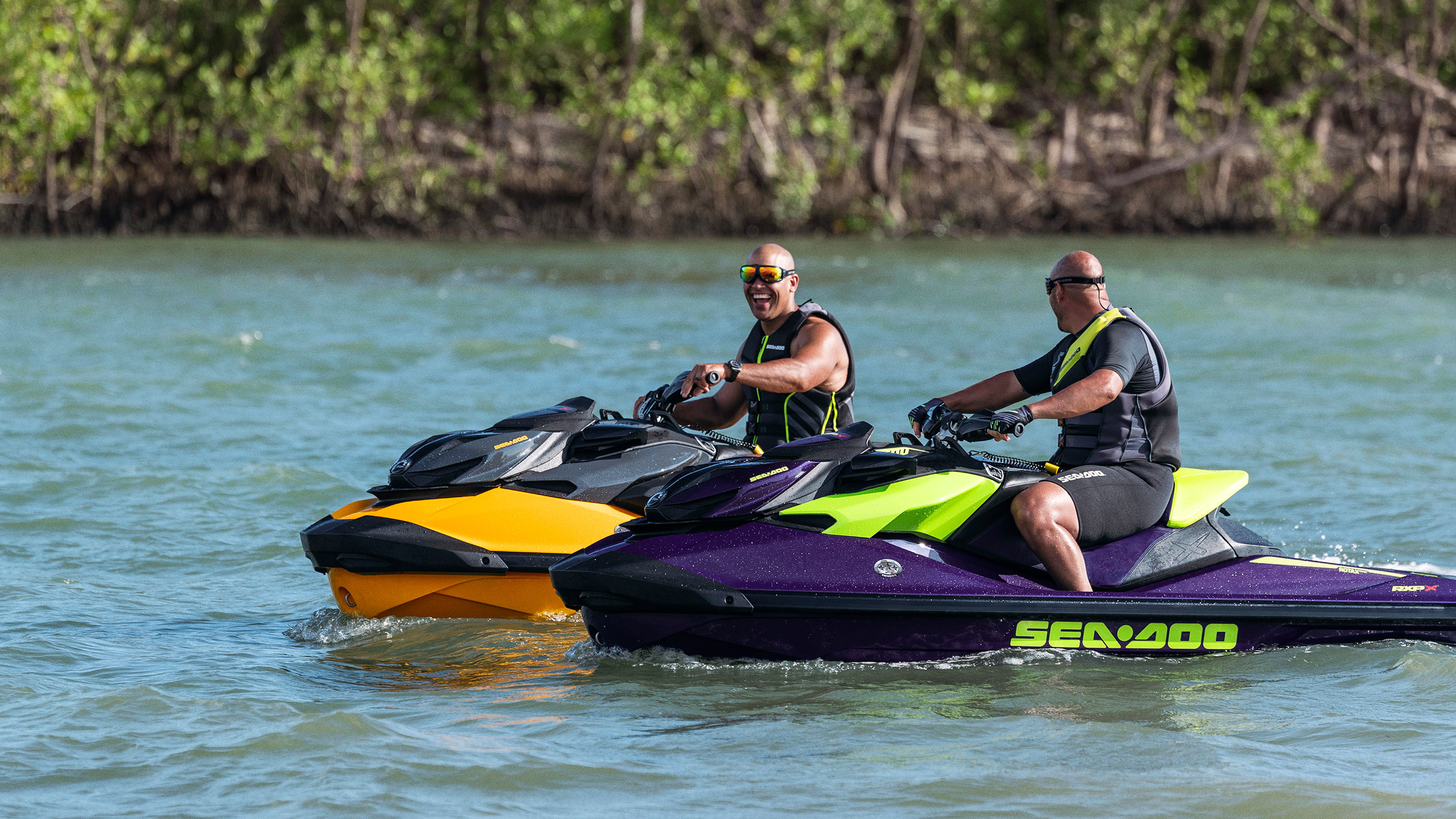 Пријатели кои уживаат во возењето на своите Sea-Doo пловни возила.