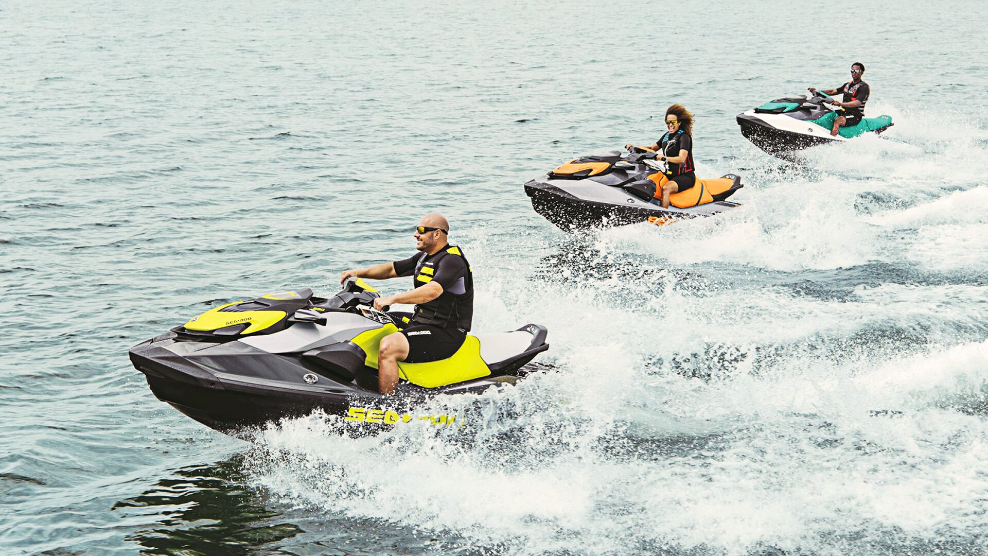 Момче кое ужива во својот Sea-Doo пловен објект.