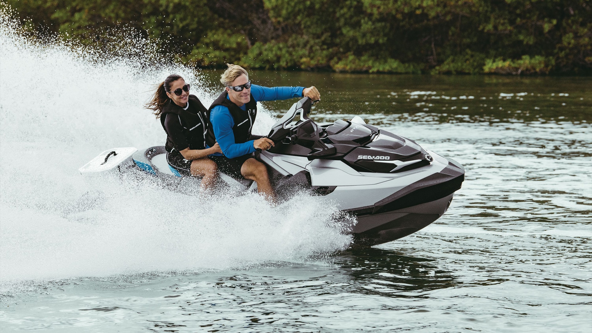 Kako se varno voziti s sopotnikom na Sea-Doo vodnem skuterju?