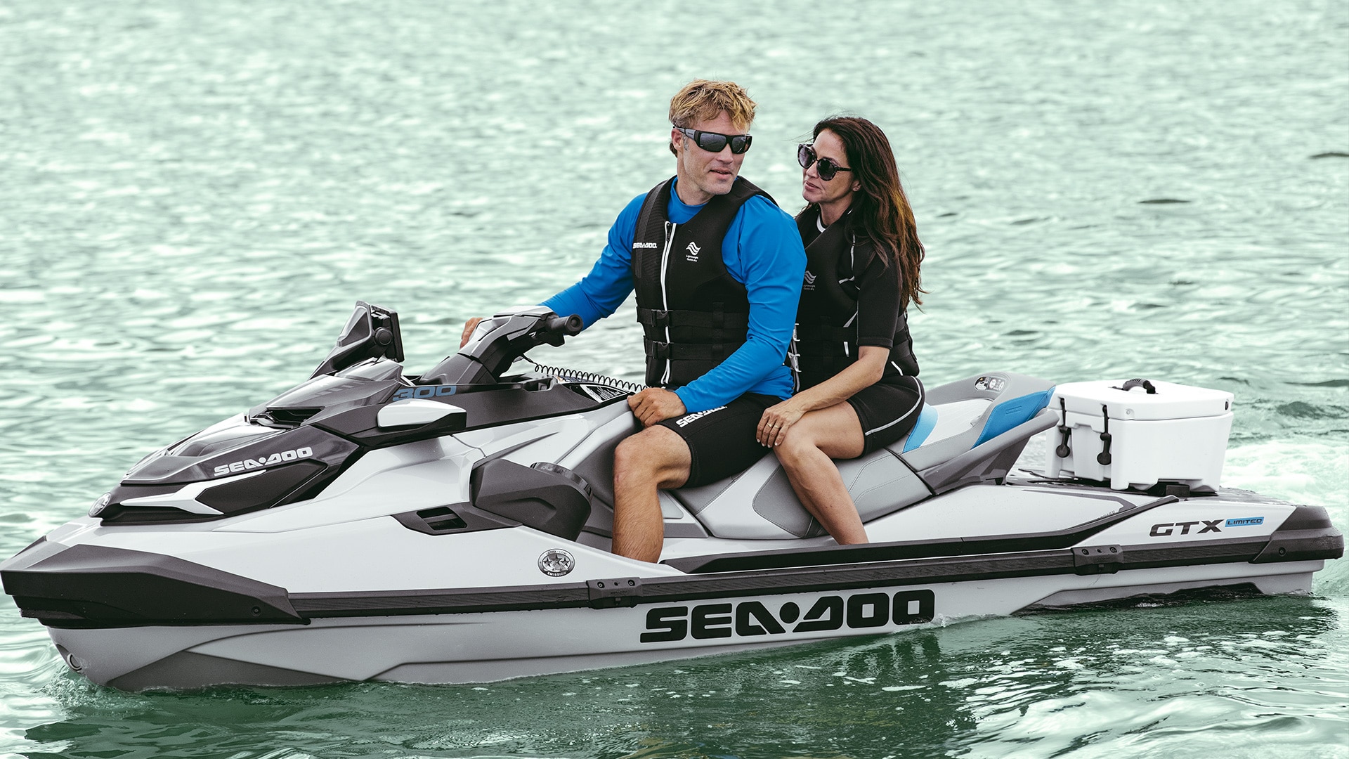 2 osoby na skútri Sea-Doo