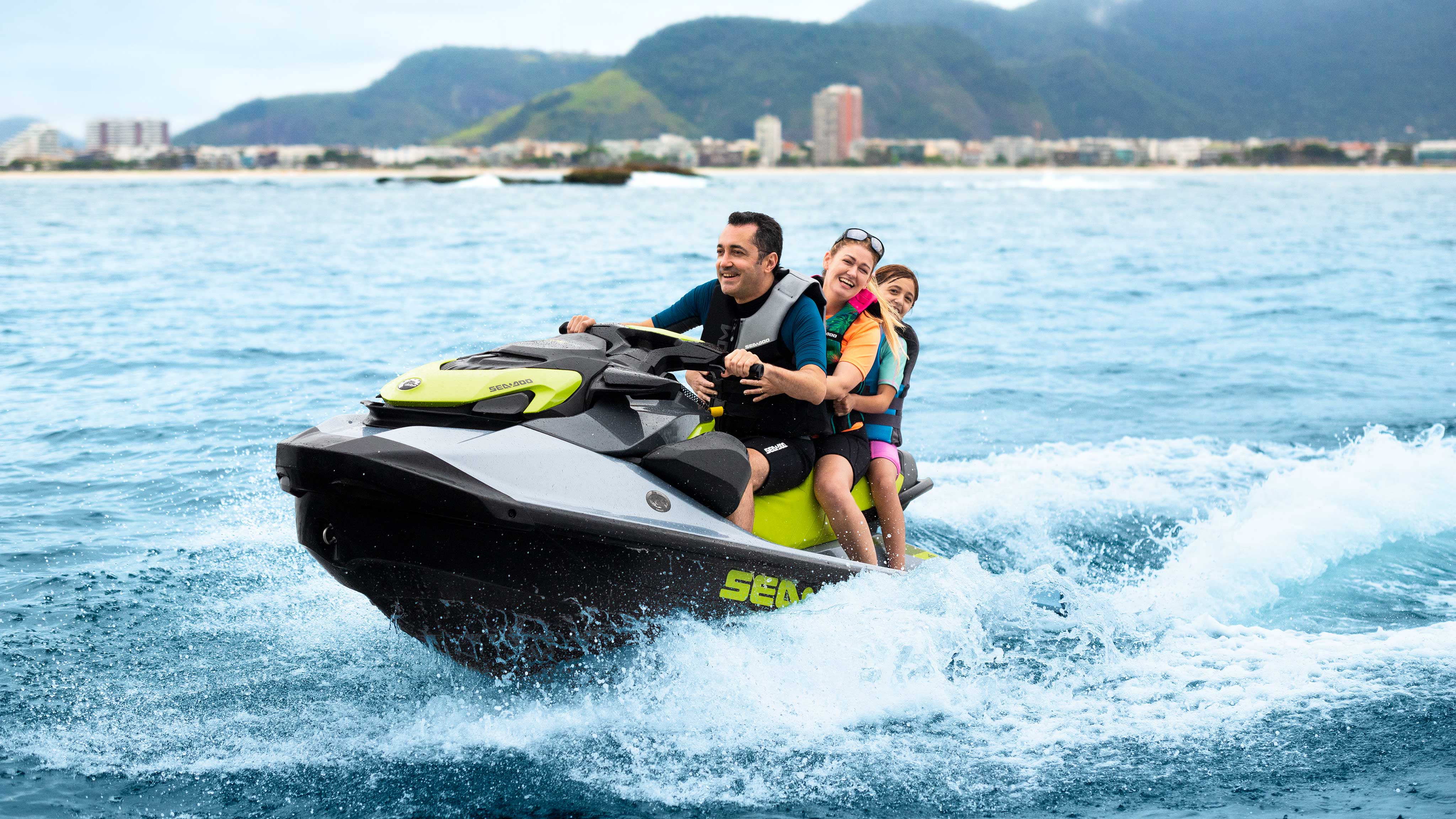 Familja duke hipur në një Sea-Doo GTI SE