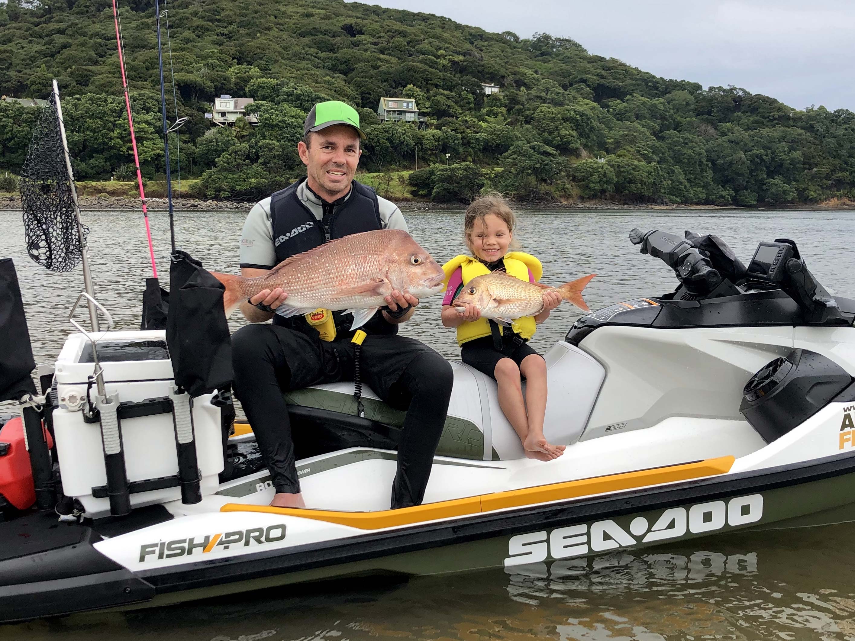 Andrew Hill chytá ryby so svojou dcérou