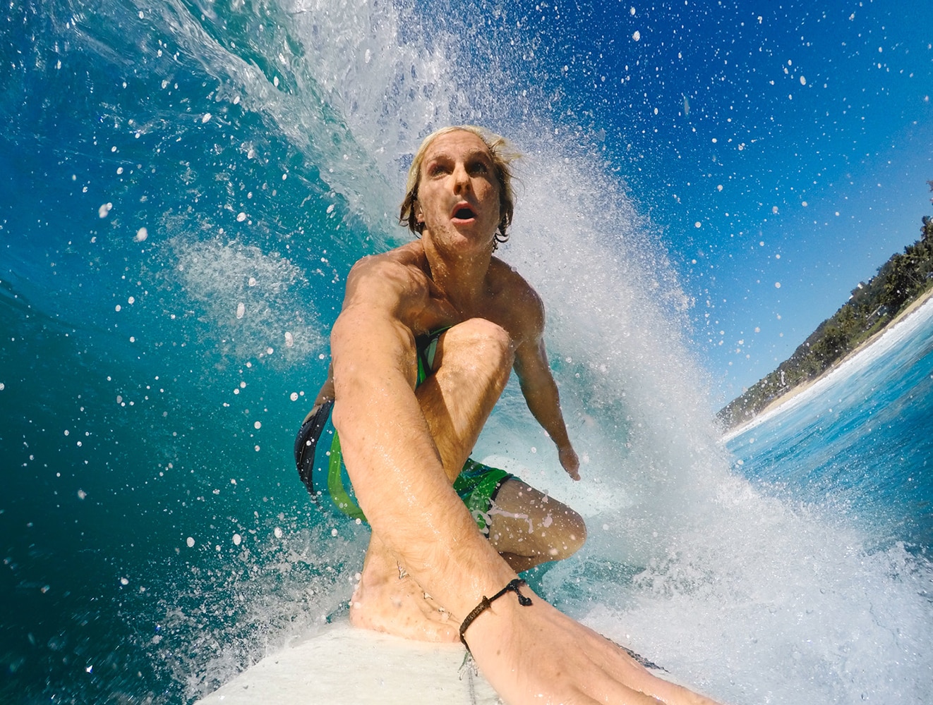 Christopher Farro surfuje na velké vlně