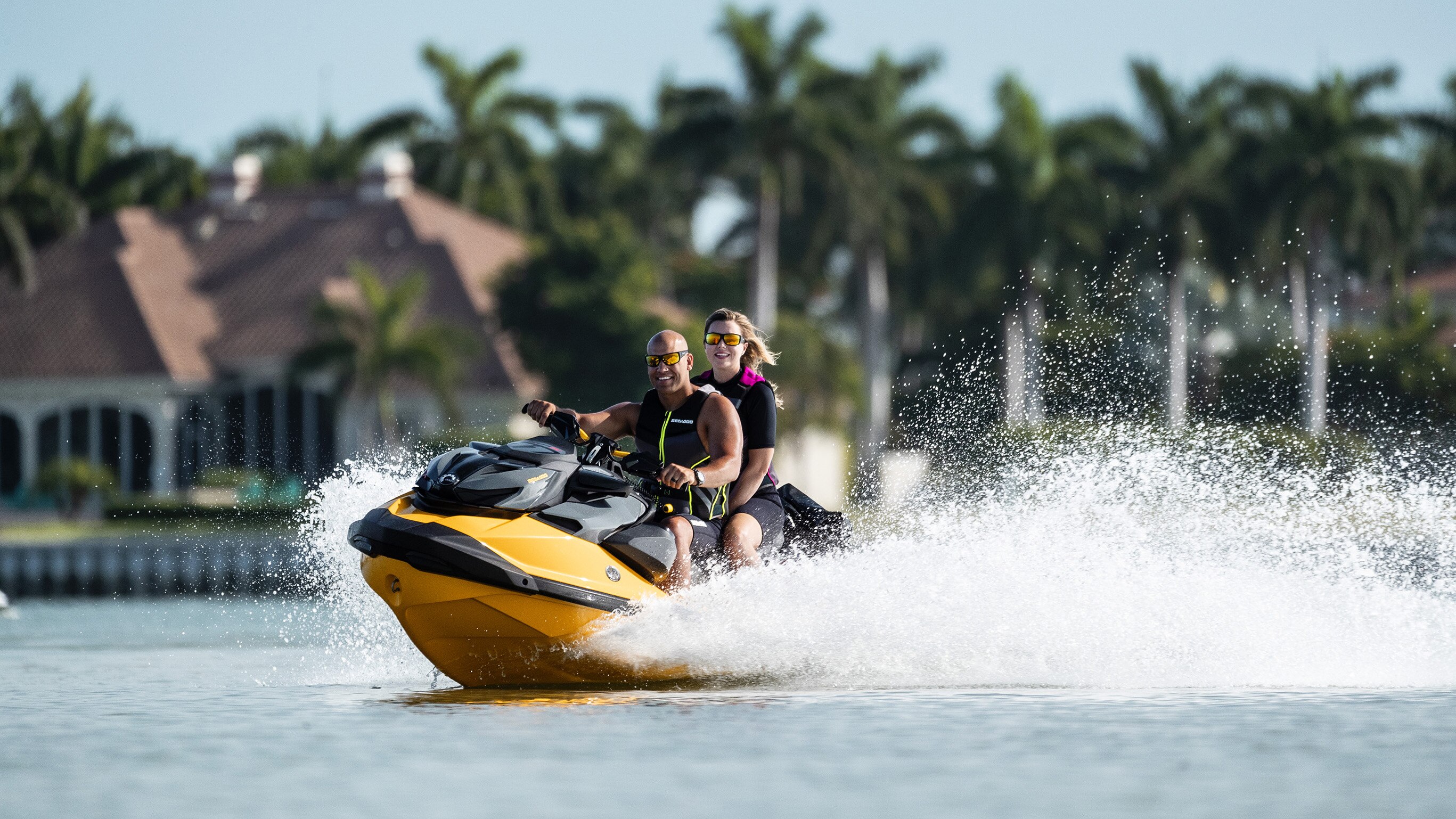 Egy pár halad a Sea-Doo modellen