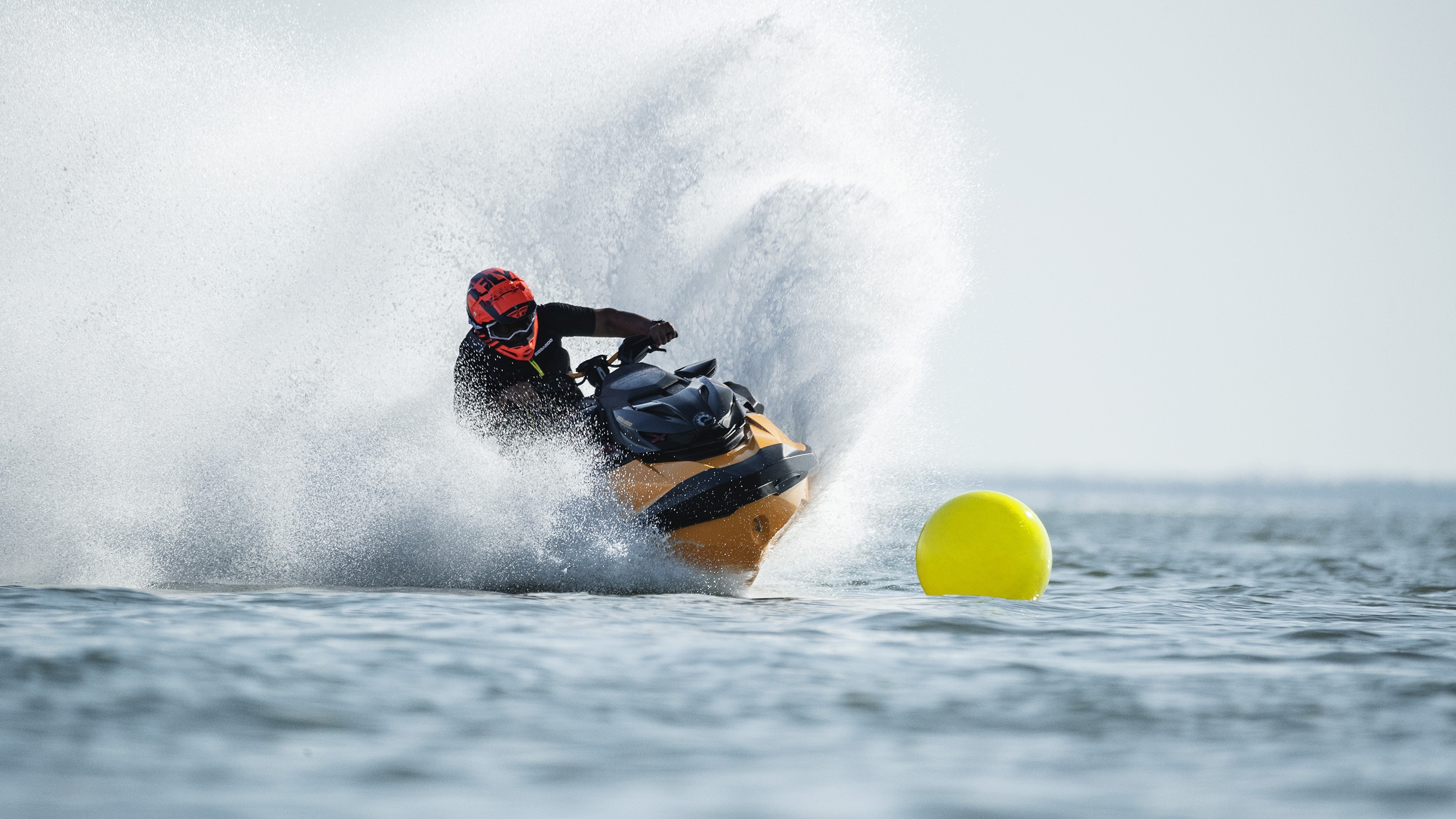 Čovek rezbari sa Sea-Doo-om