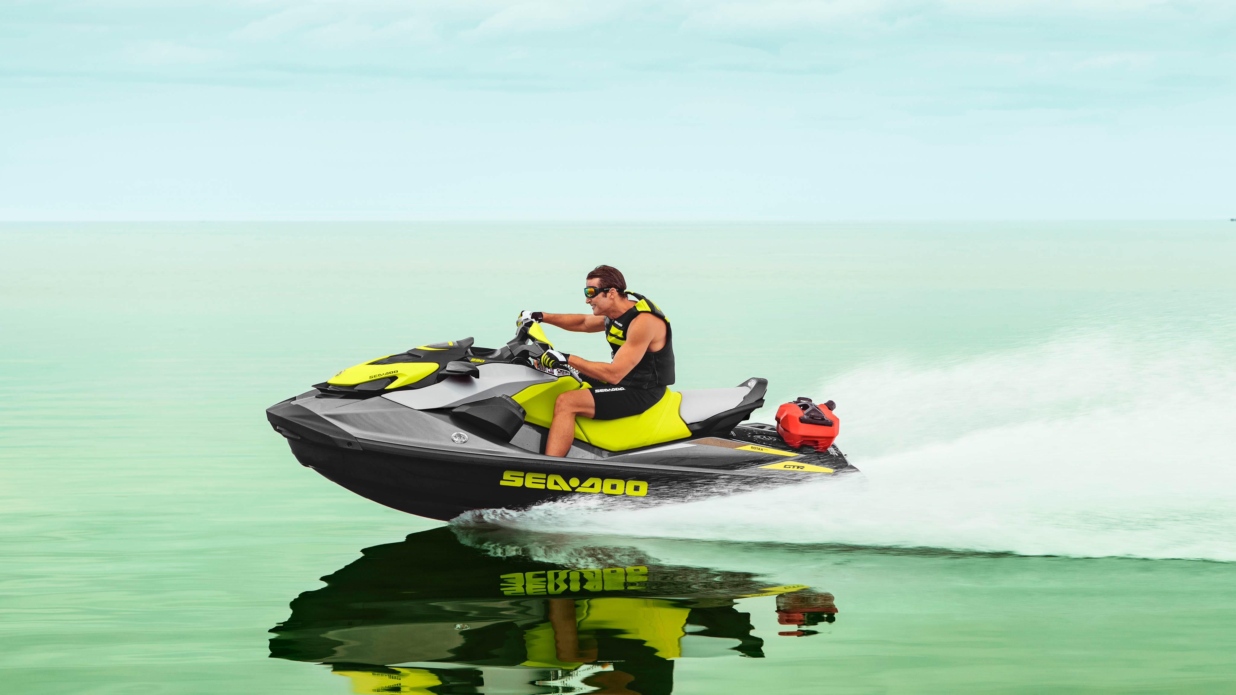 Muž jazdiaci na vodnom skútri Sea-Doo GTR