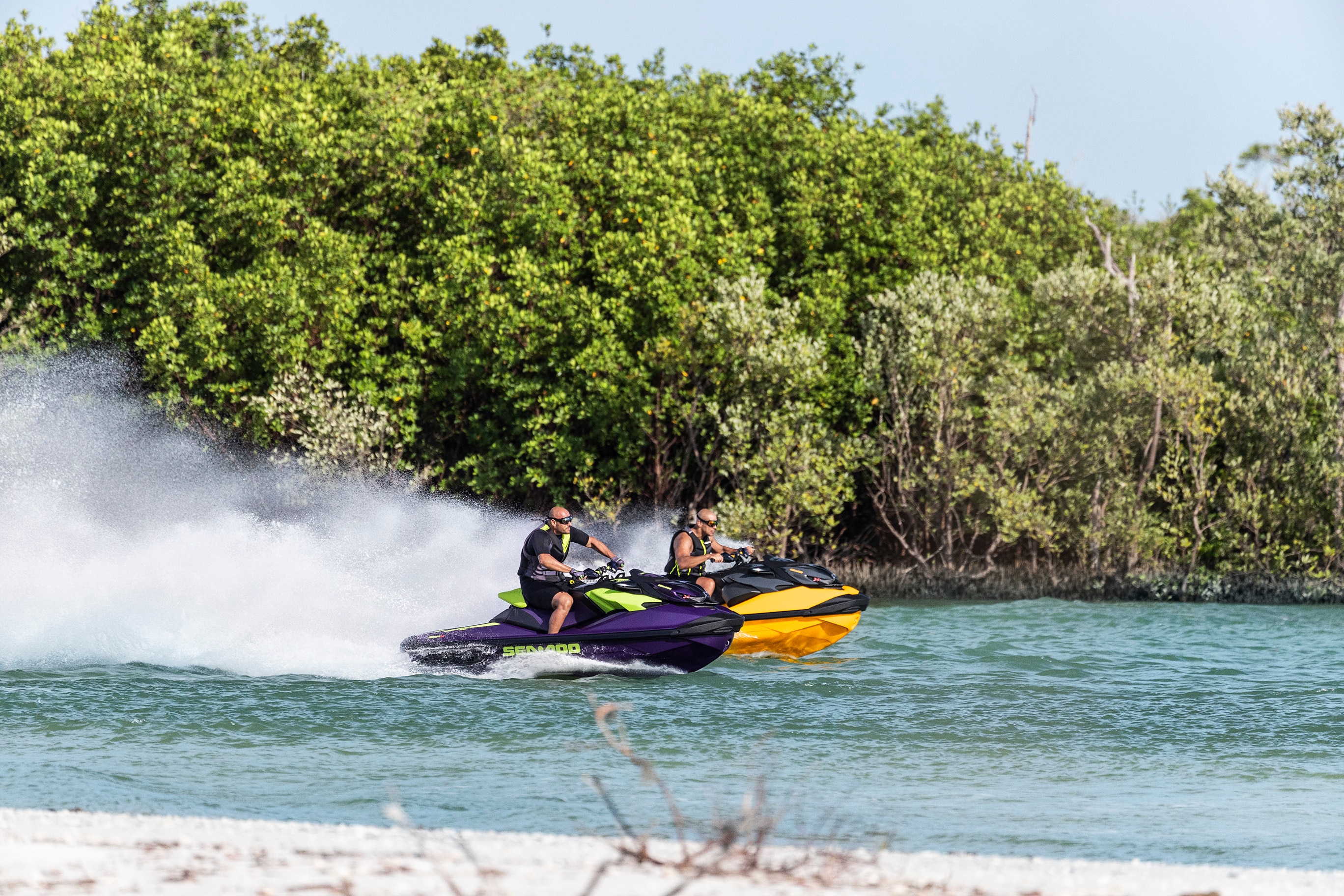 Két férfi gyorsan halad a  Sea-Doo jeteken