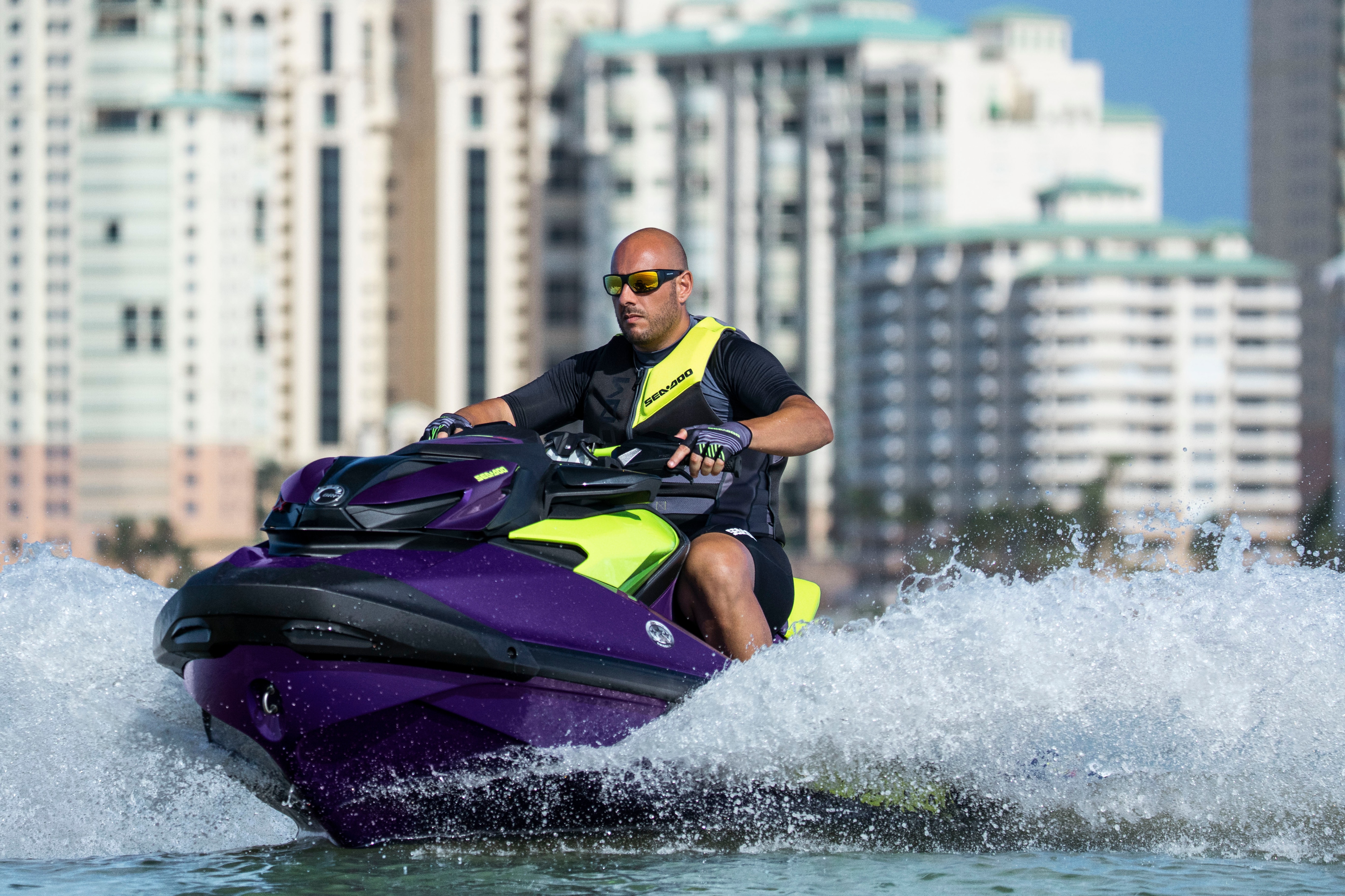 Mann fährt seinen Sea-Doo RXP-X 300 