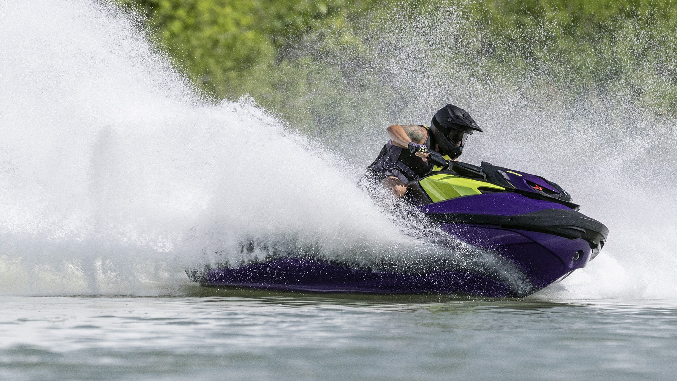 Mann nippt an einer Tasse Tee auf seinem persönlichen Wasserfahrzeug von Sea-doo