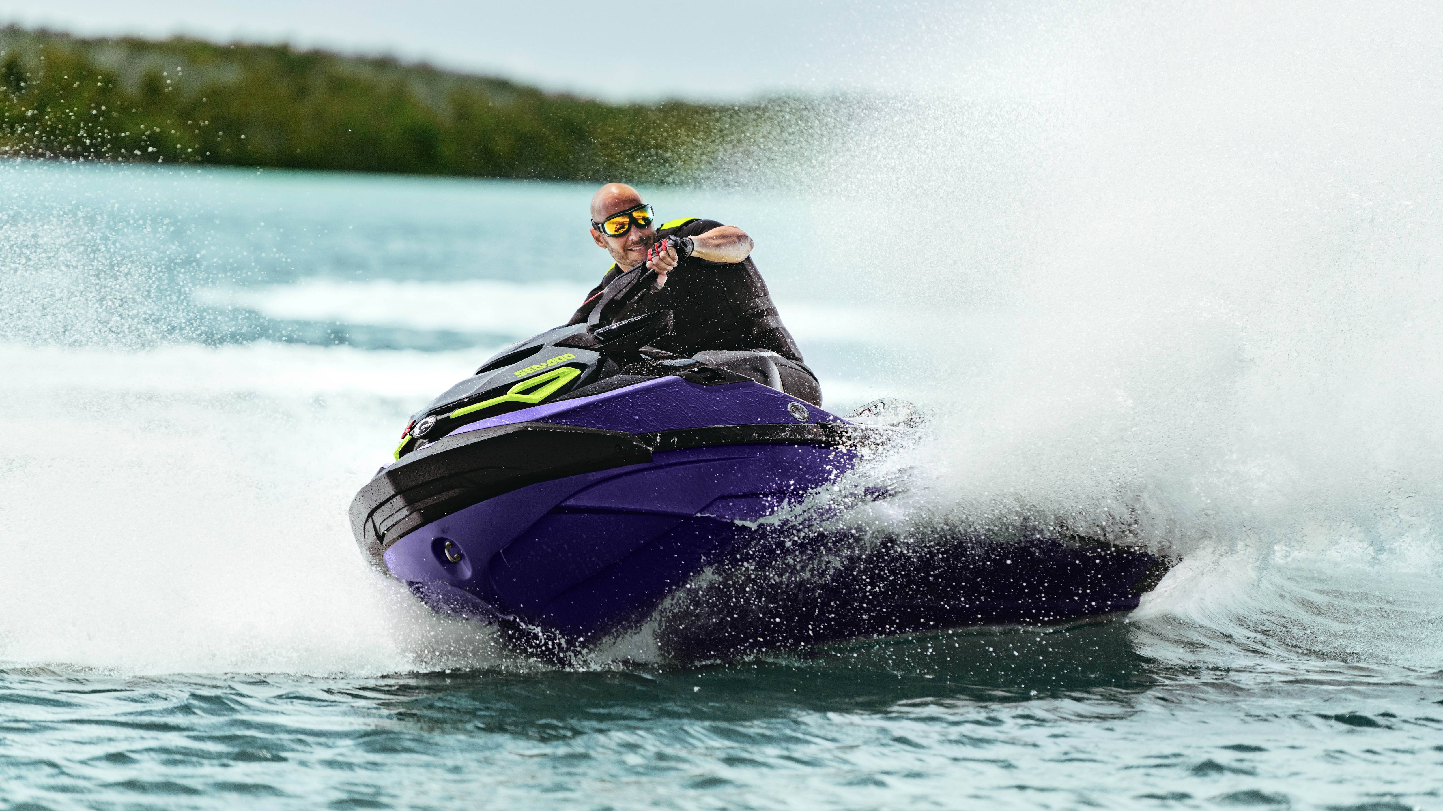 Njeri që shpejton me një Sea-Doo RXT-X dhe motorin Rotax 160 ACE