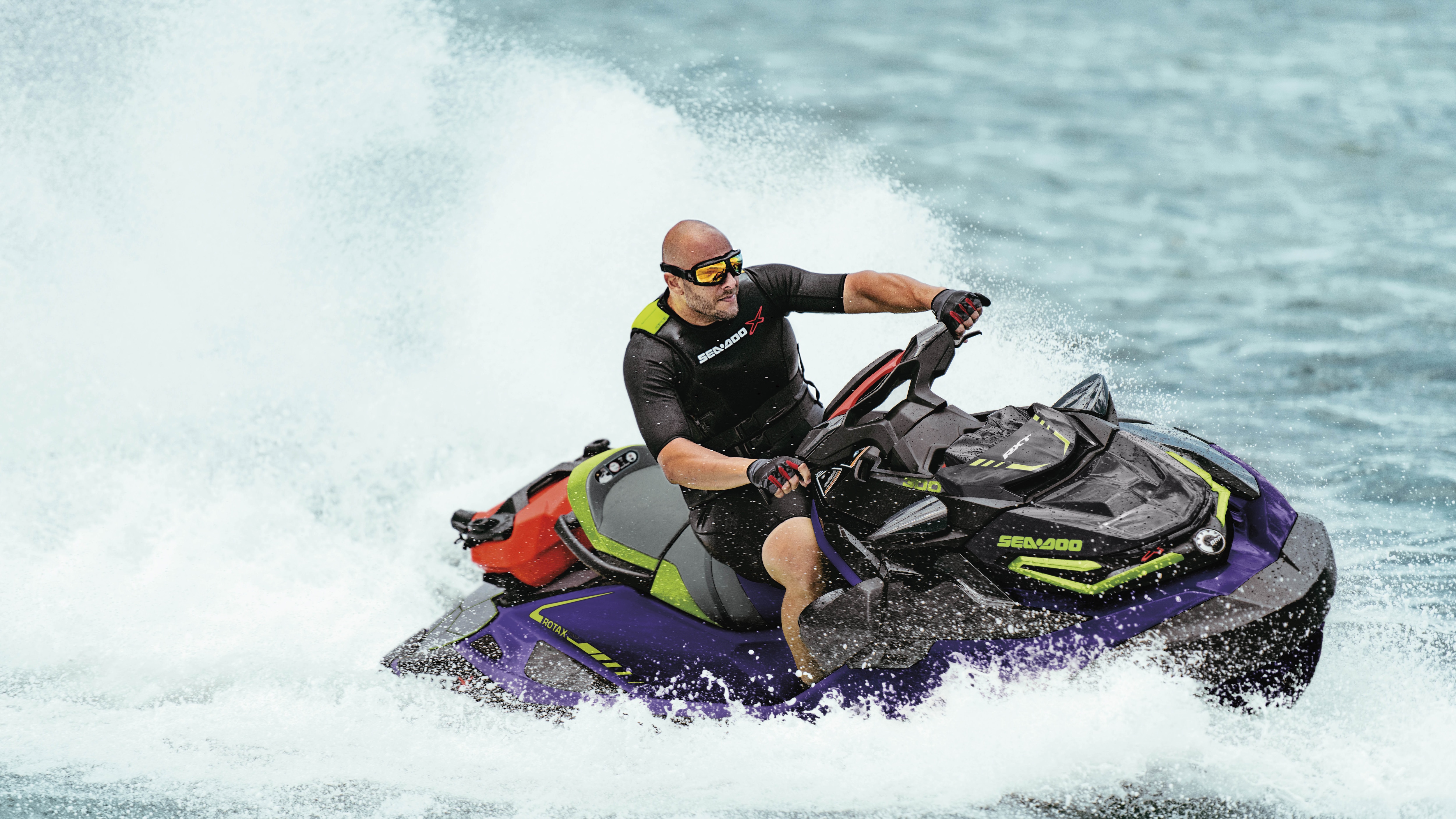 seadoo rxt 300 גבר רוכב על 