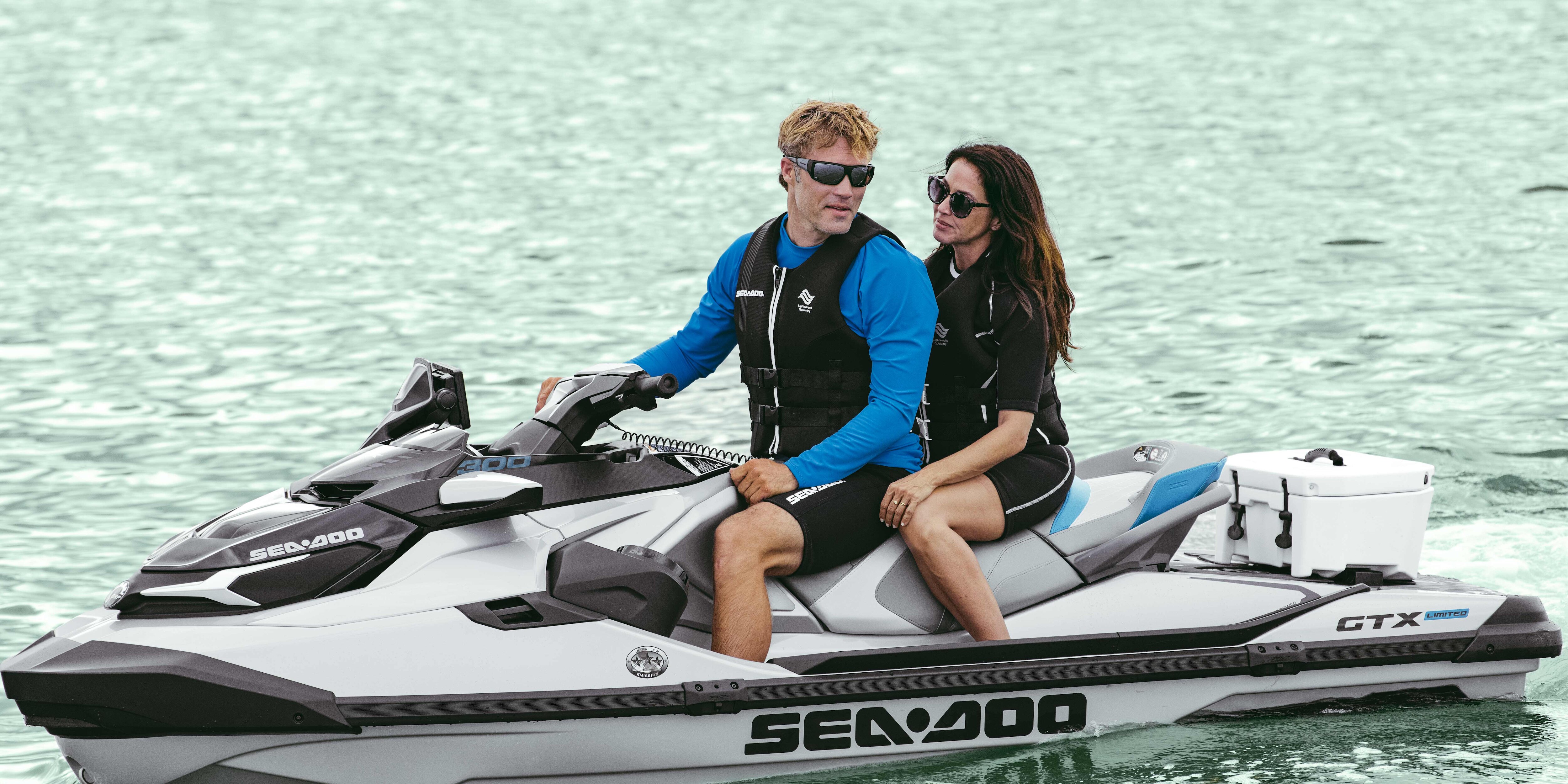 egy pár halad a Sea-Doo -n