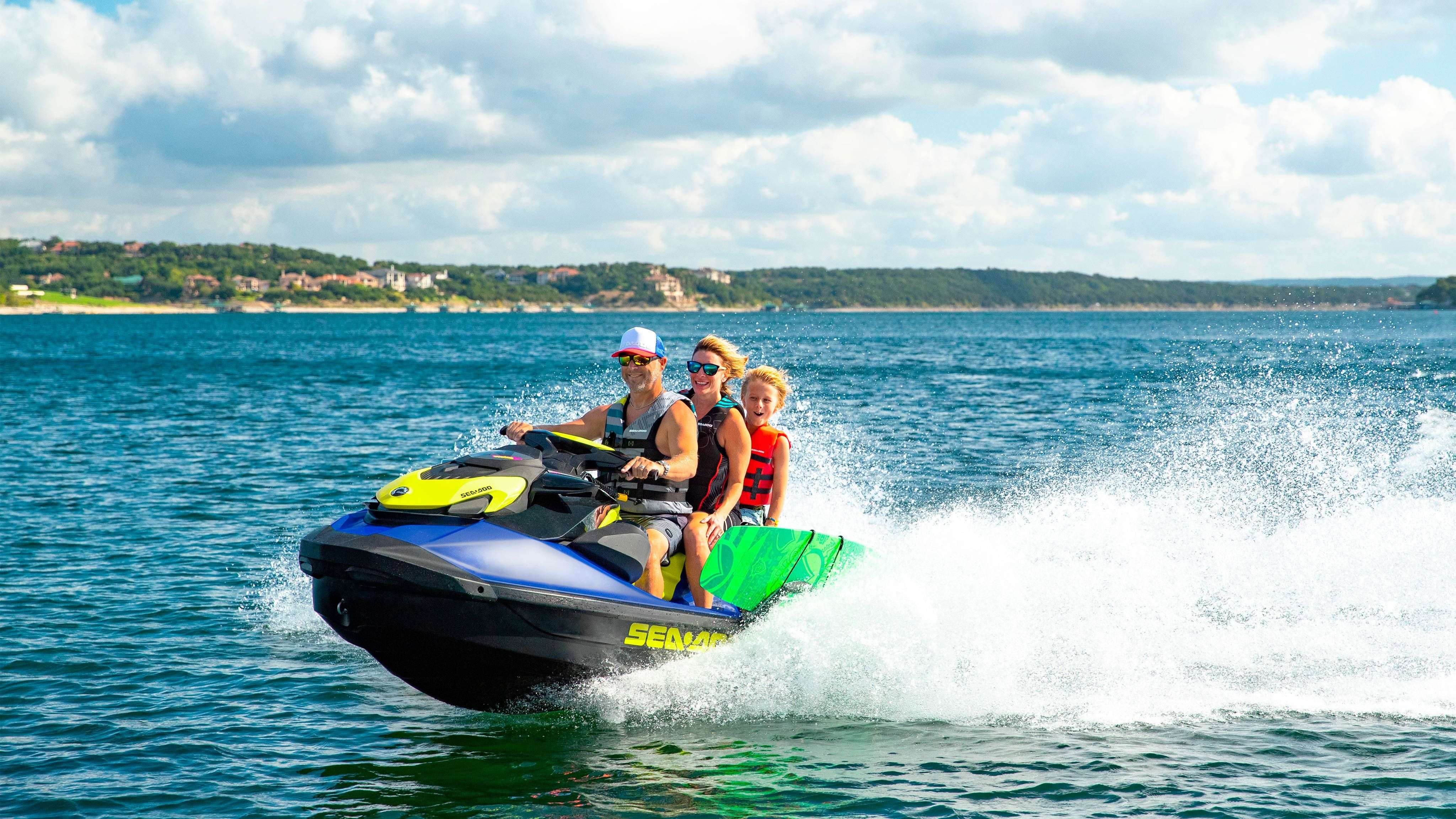 Család halad a Sea-Doo Wake -en