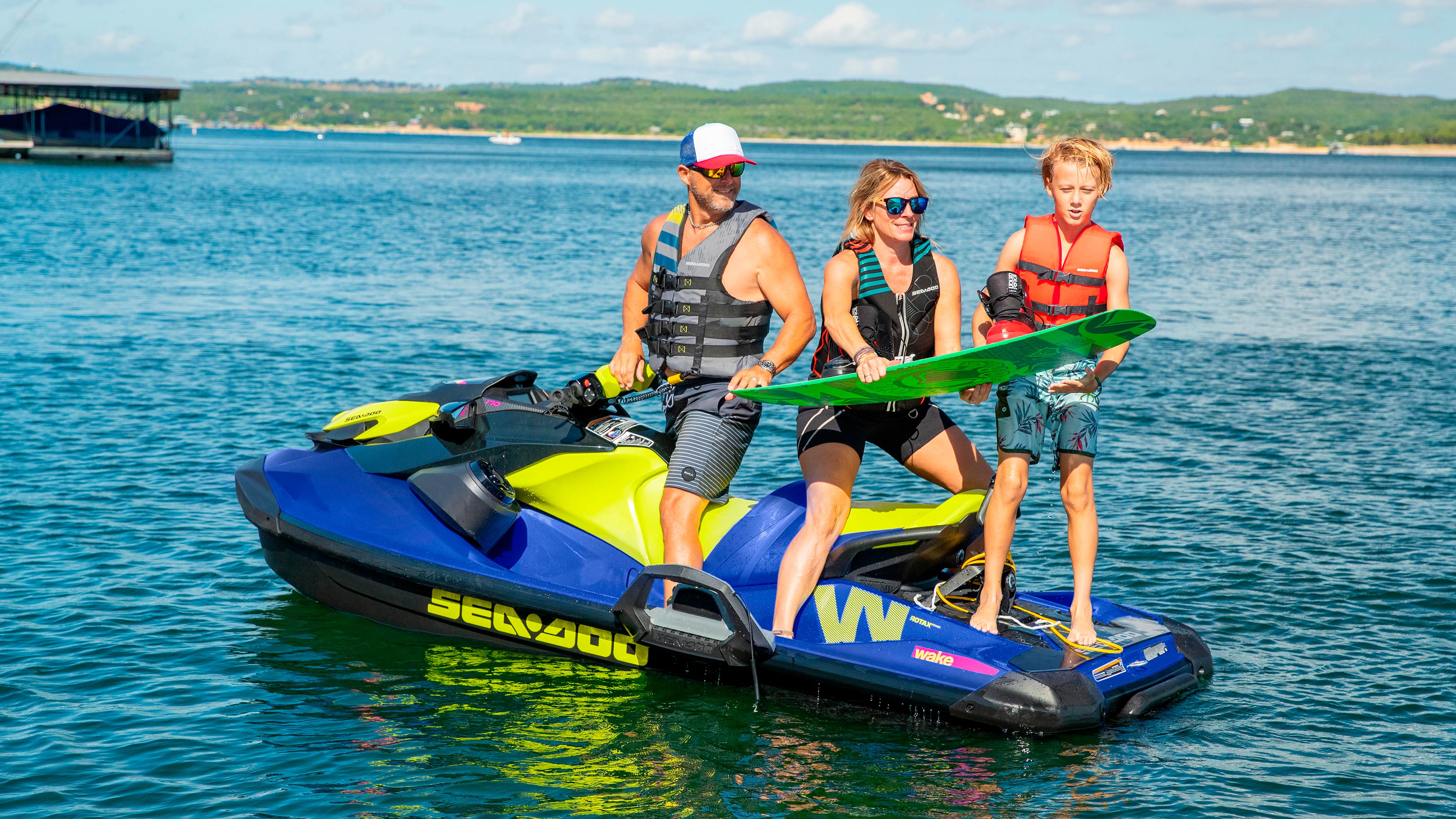 Familja që përgatit një udhëtim në bordin e zgjimit në Sea-Doo Wake