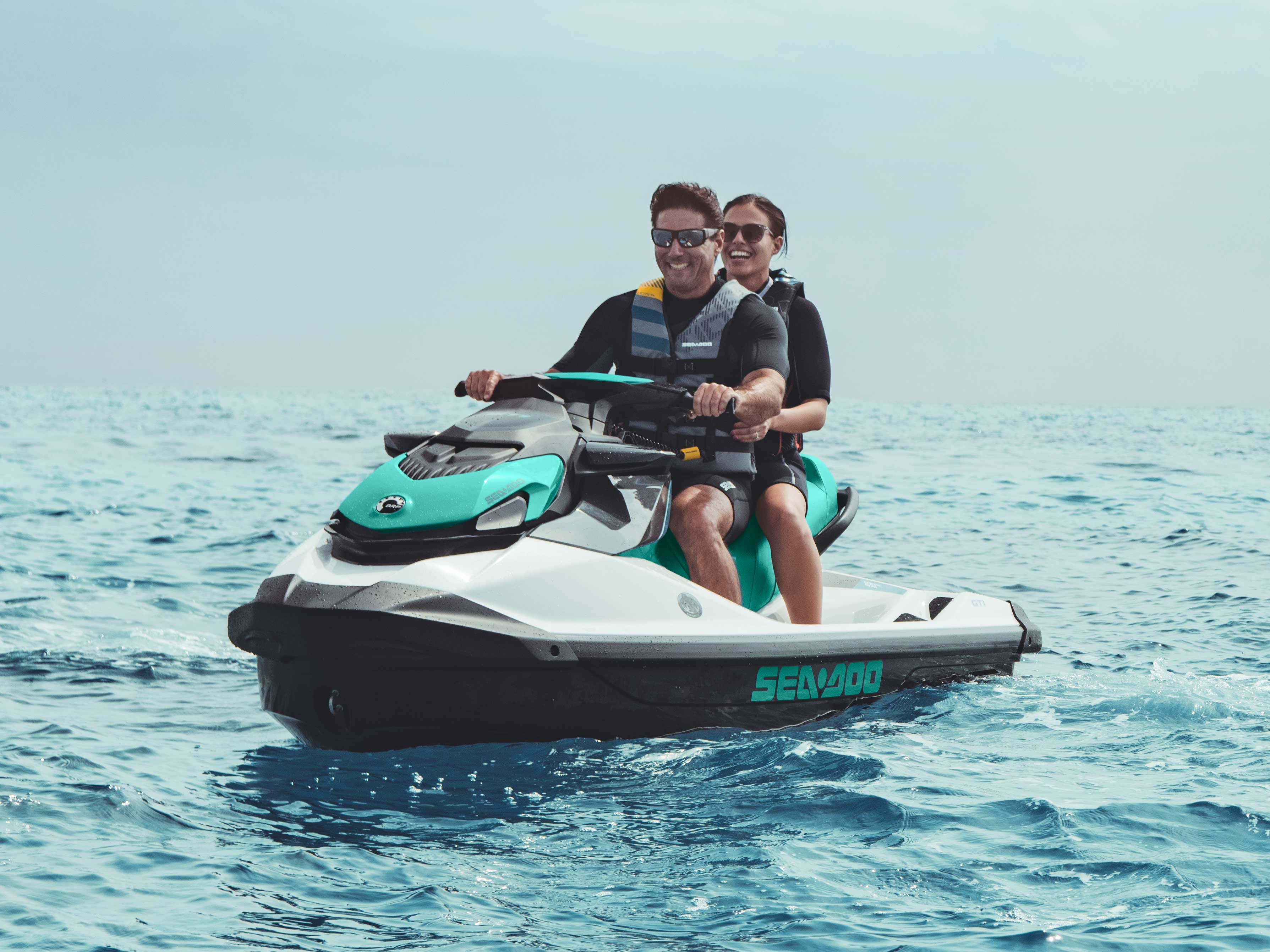 Polytec Gen II gövdesi ile Sea-Doo GTI kullanan çift