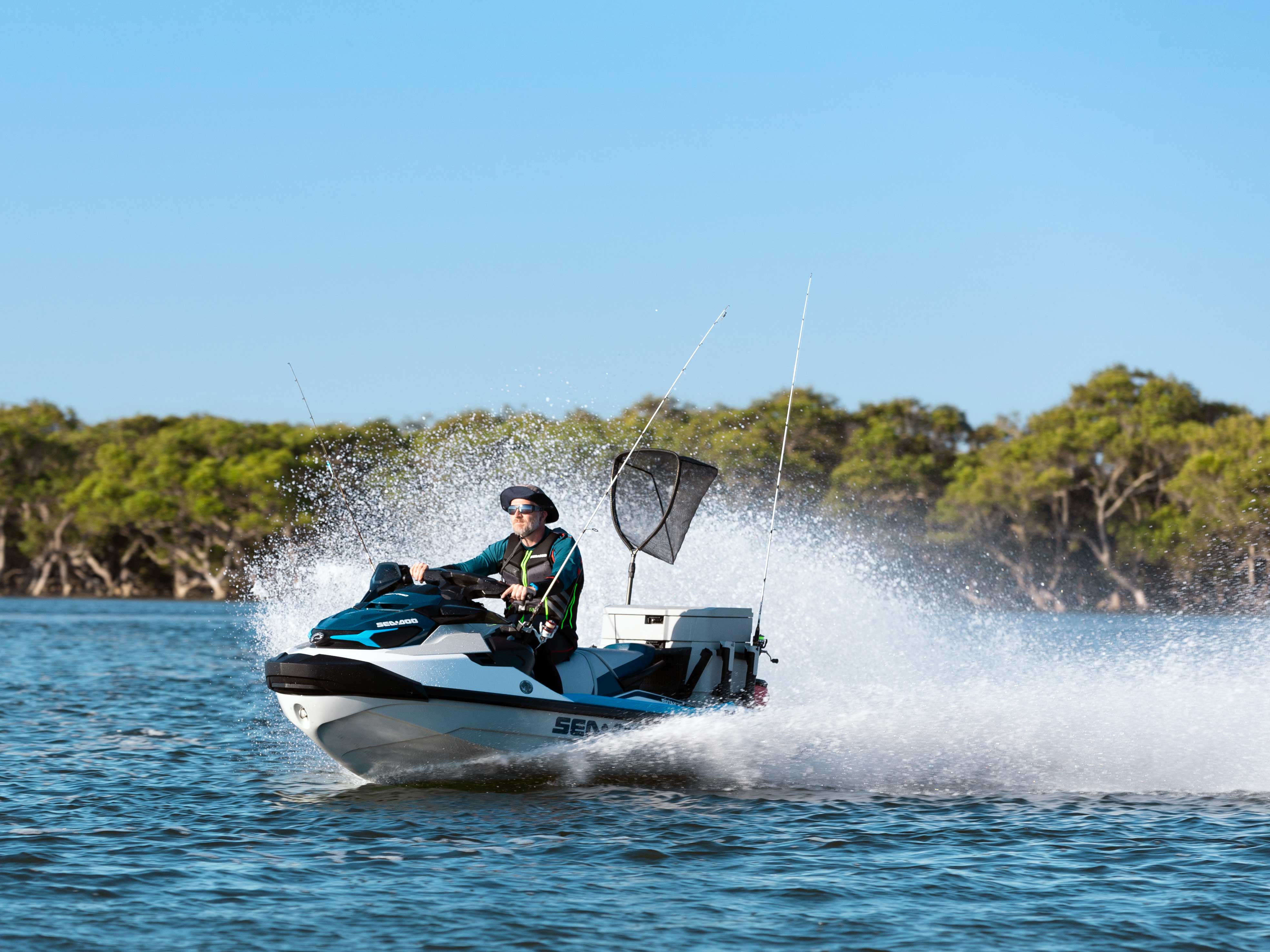 Човек кој јава својата Sea-Doo FishPro