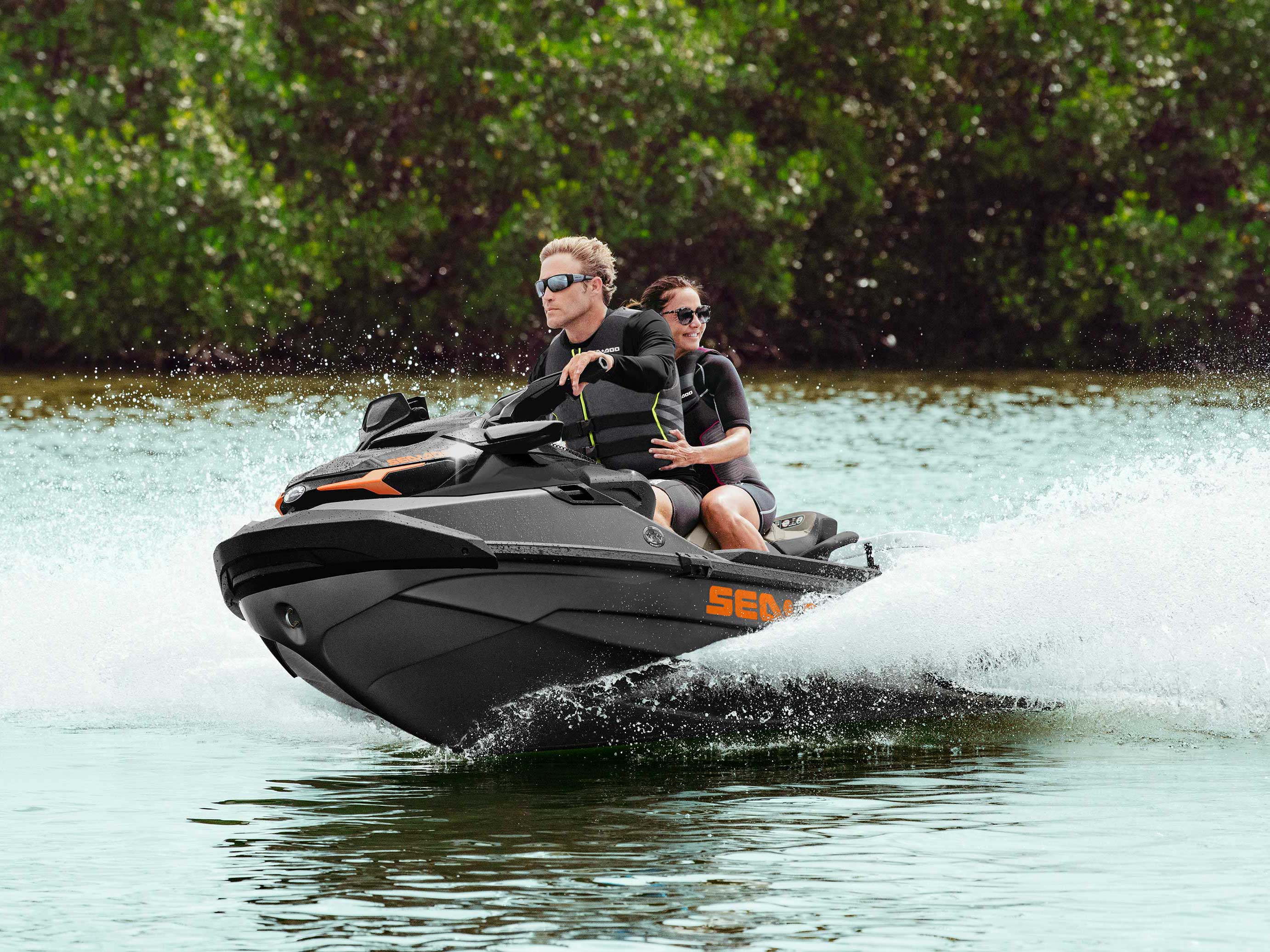 Egy pár halad a Sea-Doo GTX modellen