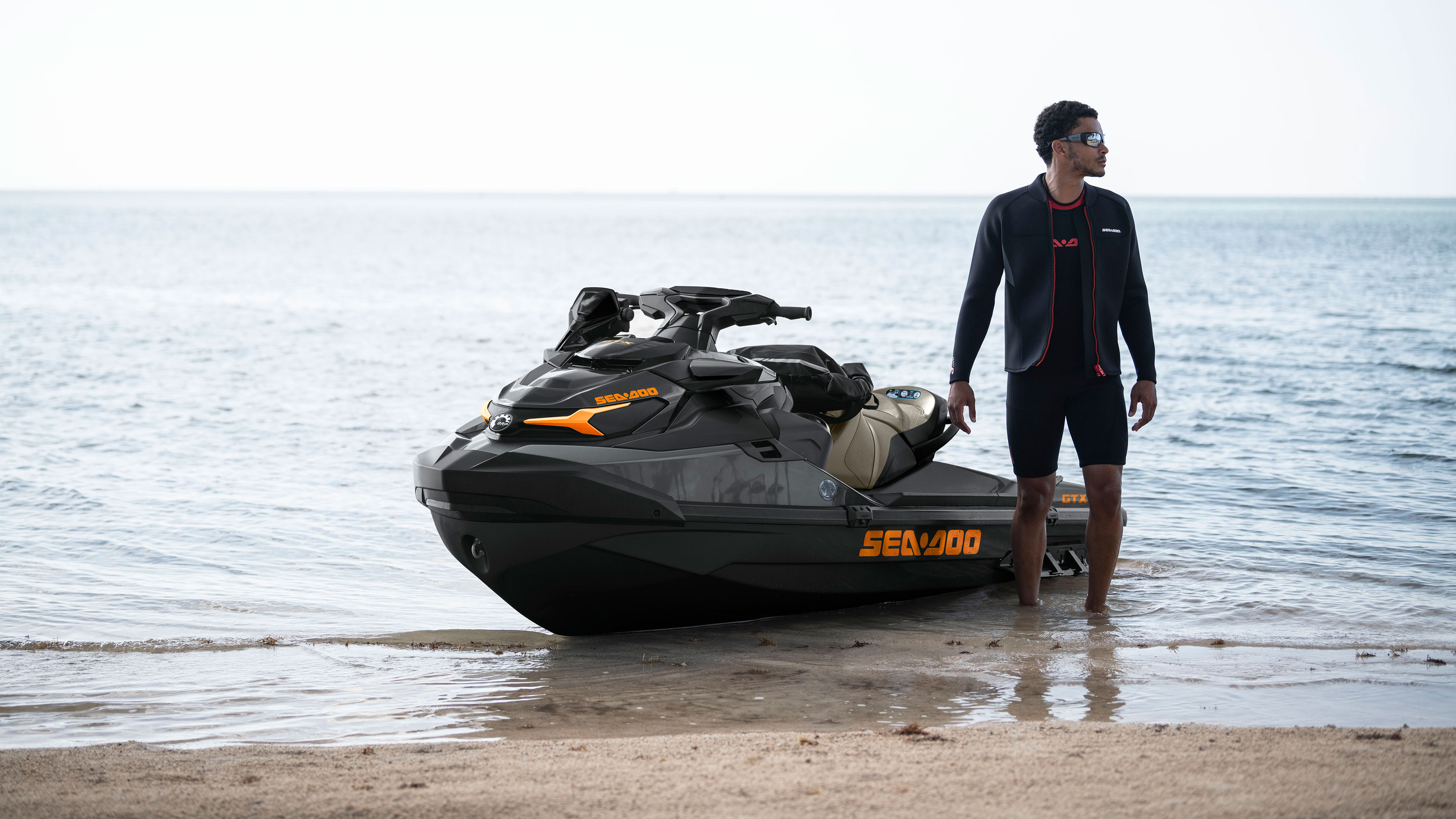 Sea-Doo GTX'inin yanında yürüyen adam