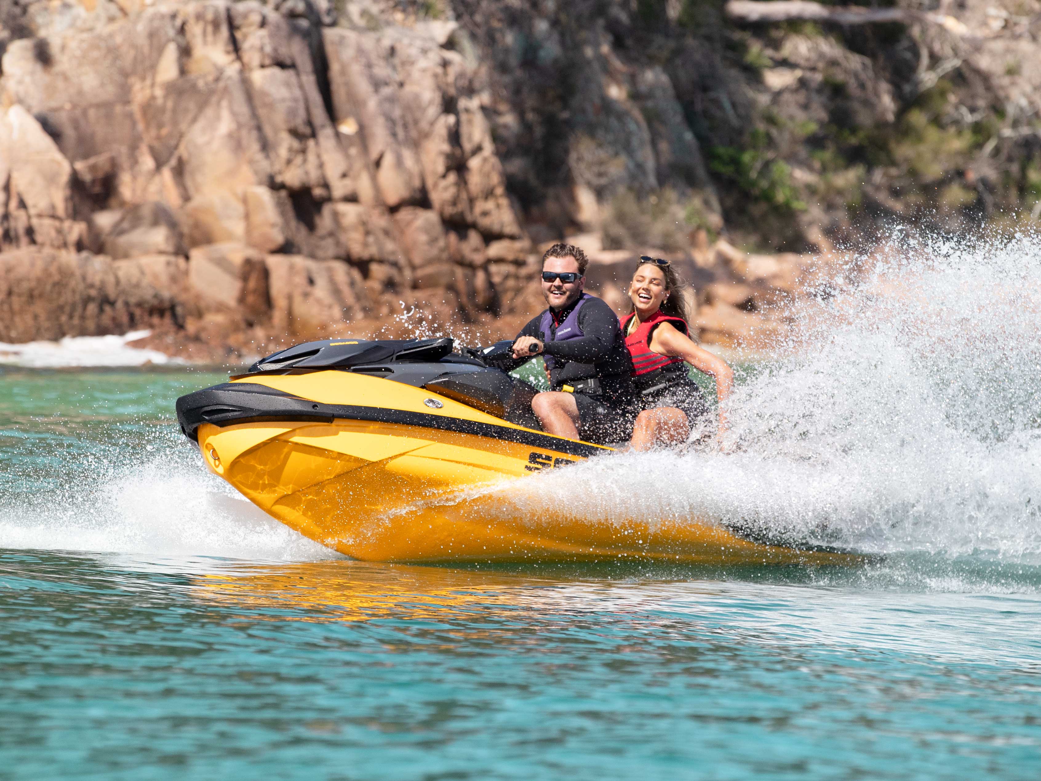 Sea-Doo RXP-X ile Kişisel Deniz Aracı yolculuğunun keyfini çıkaran çift