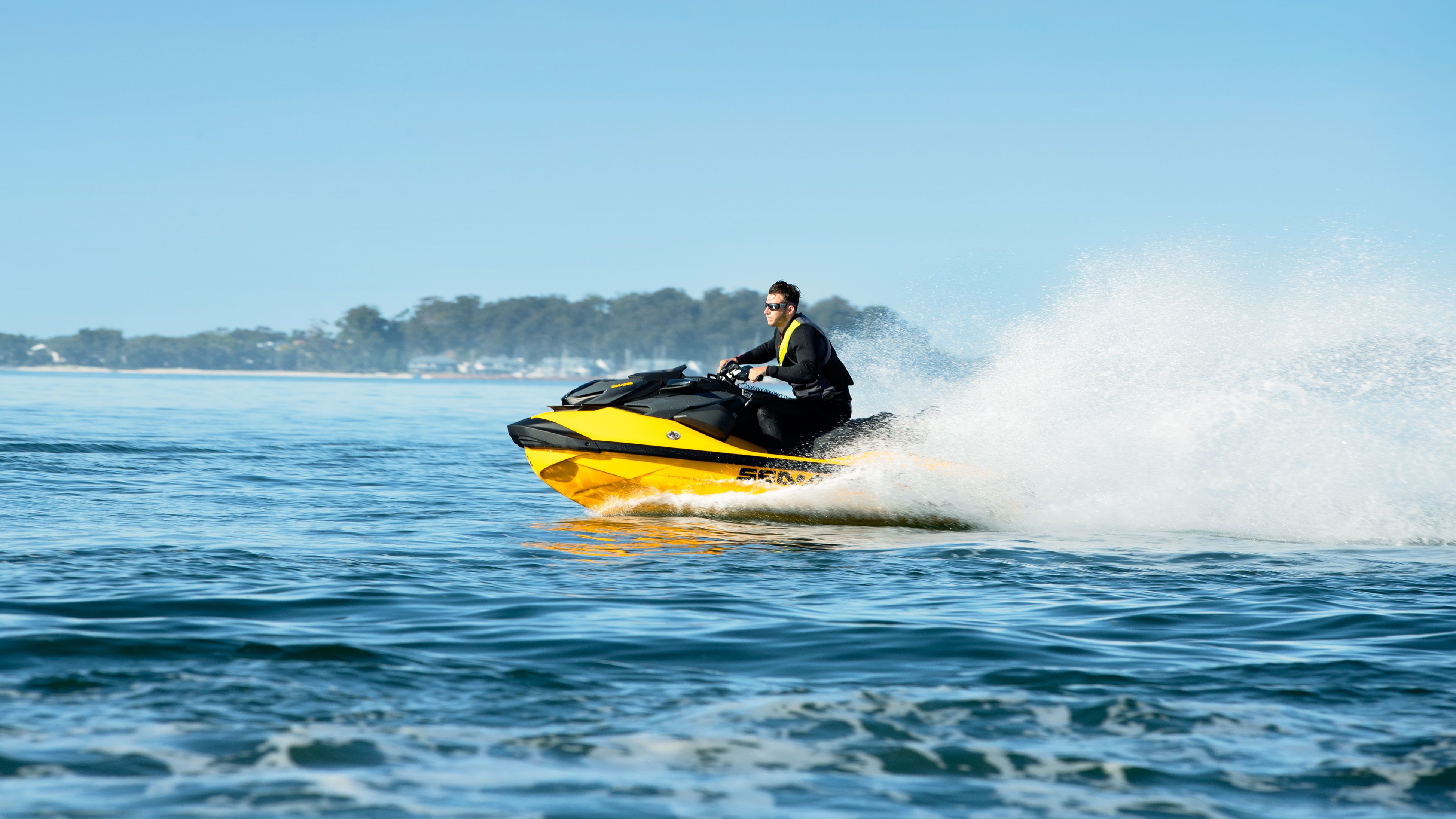 Човек кој го вози својот Sea-Doo RXP-X