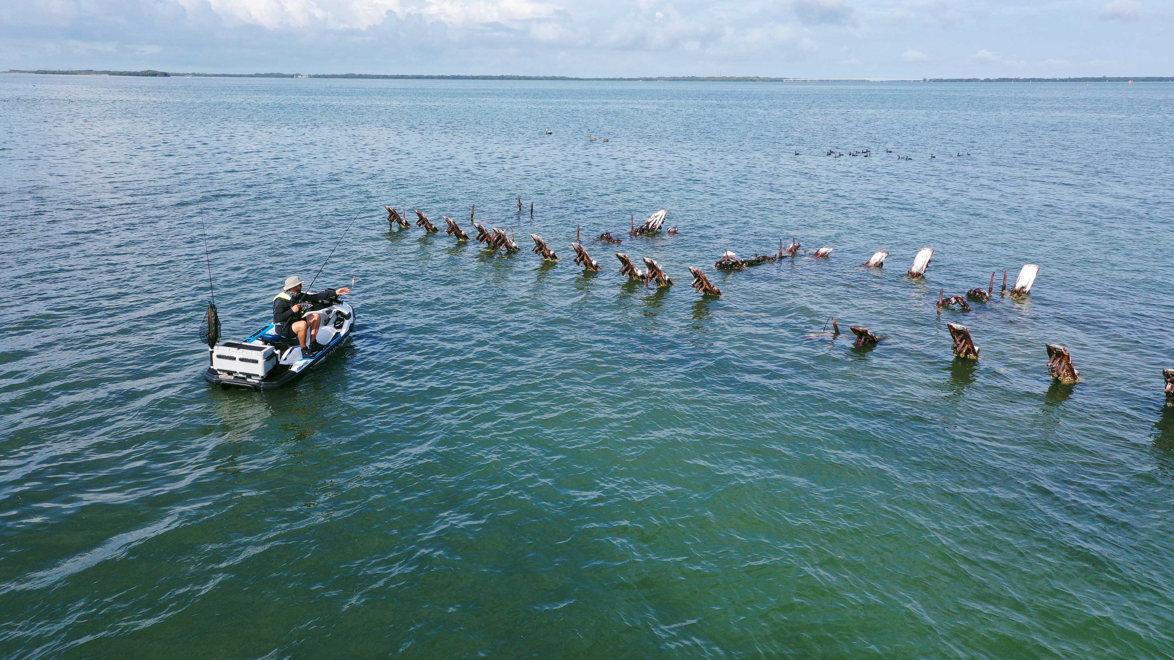 Čovjek koji peca sa svojim Sea-Doo FishPro Sport