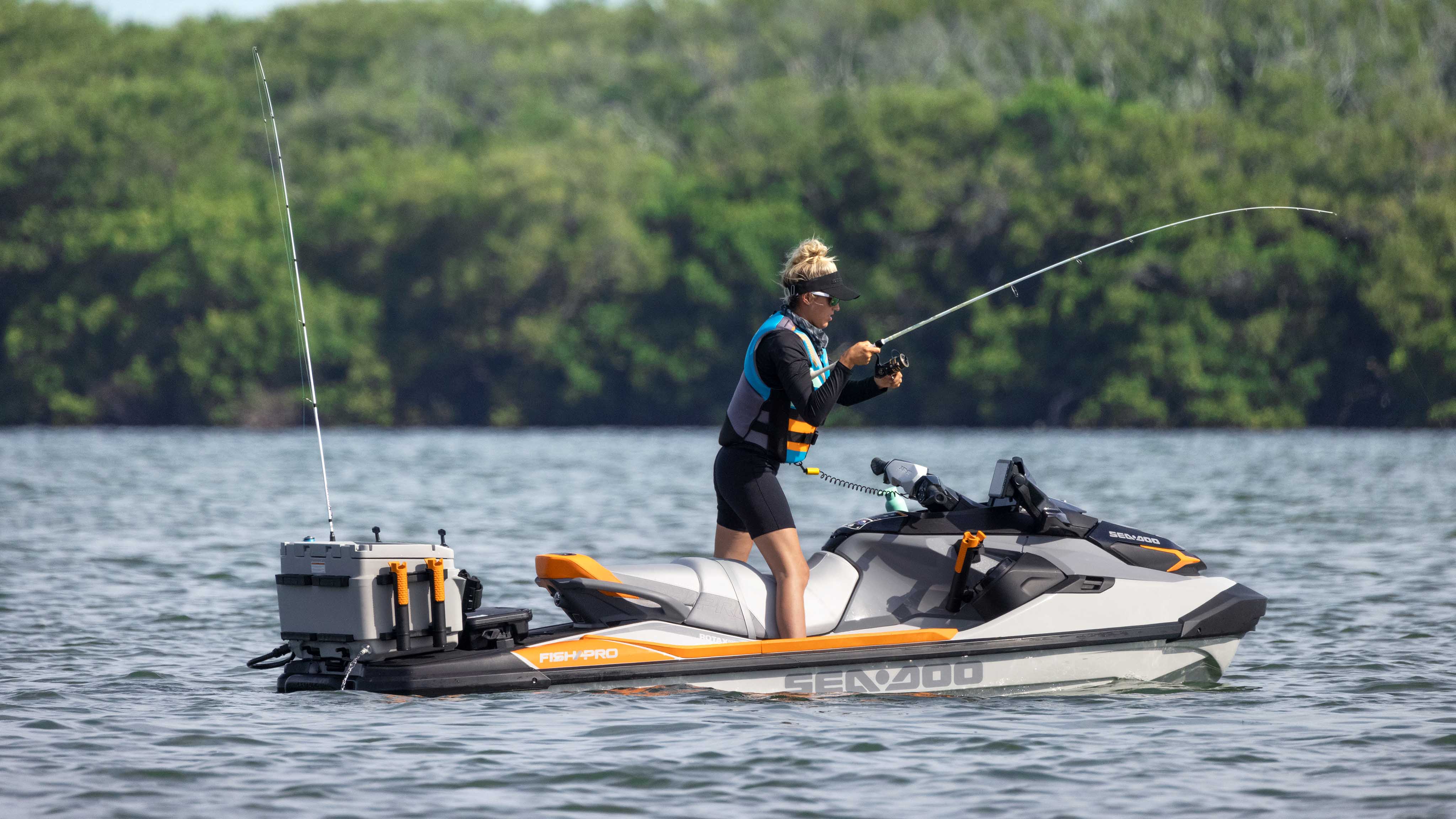 Žena peca na svom Sea-Doo Fish Pro trofeju