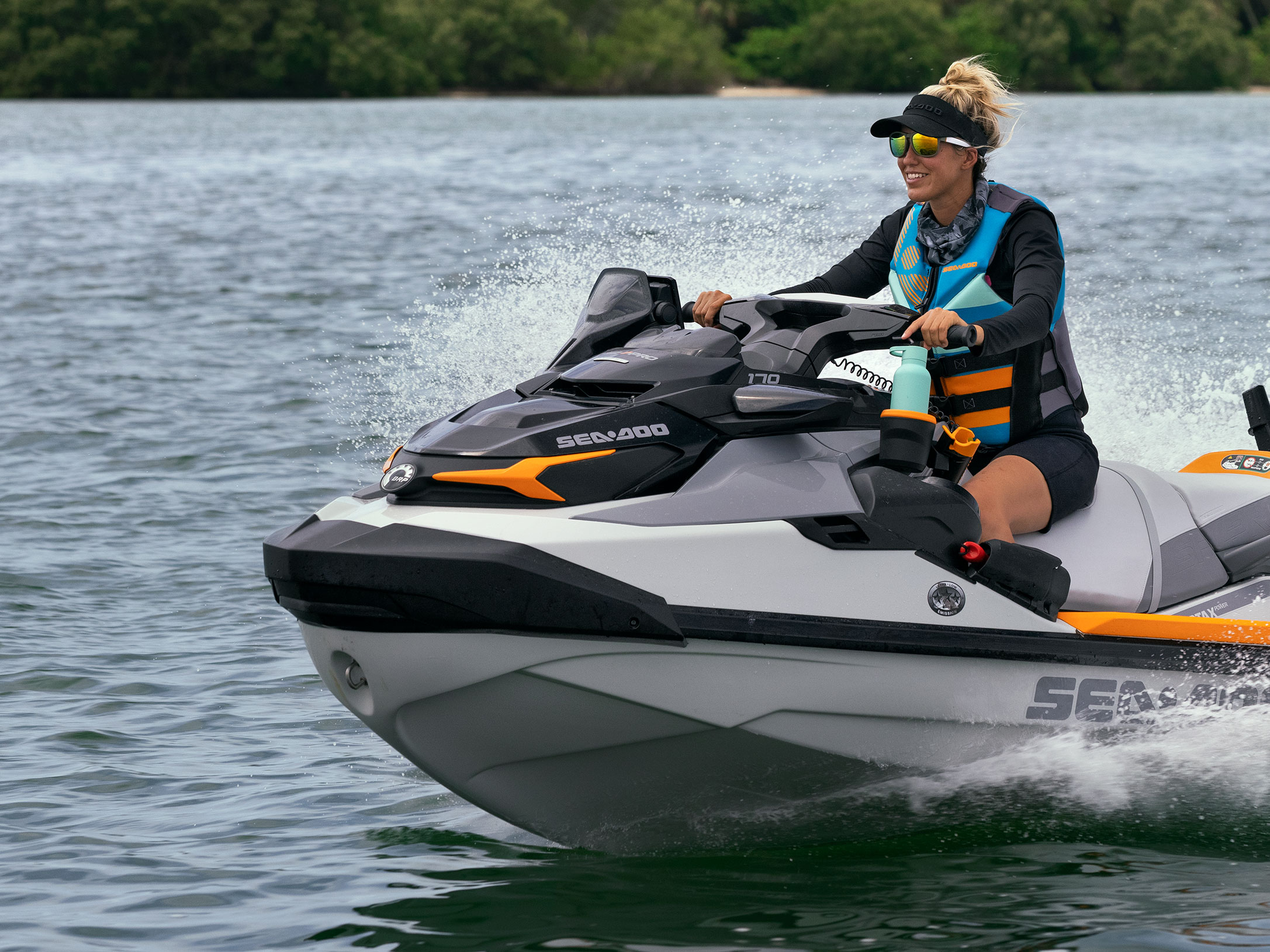 Žena jaše Sea-Doo FishPro